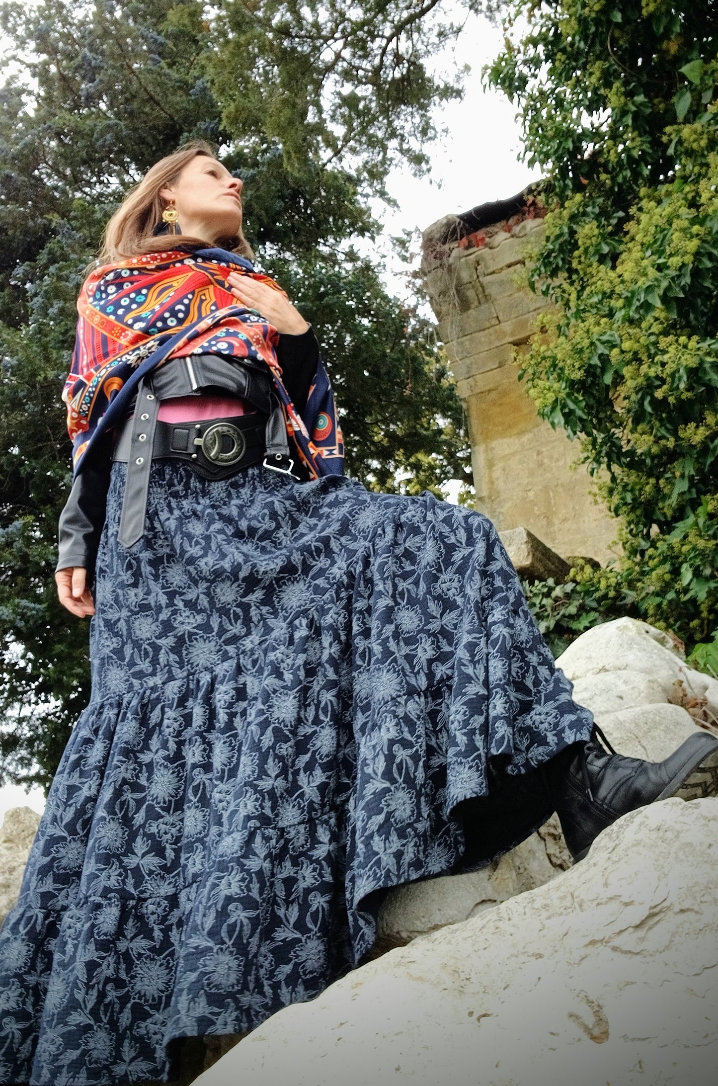 MUŠELÍNOVÁ MAXI KASKÁDOVITÁ SUKÝNKA MODRÁ TMAVÁ S KVĚTY