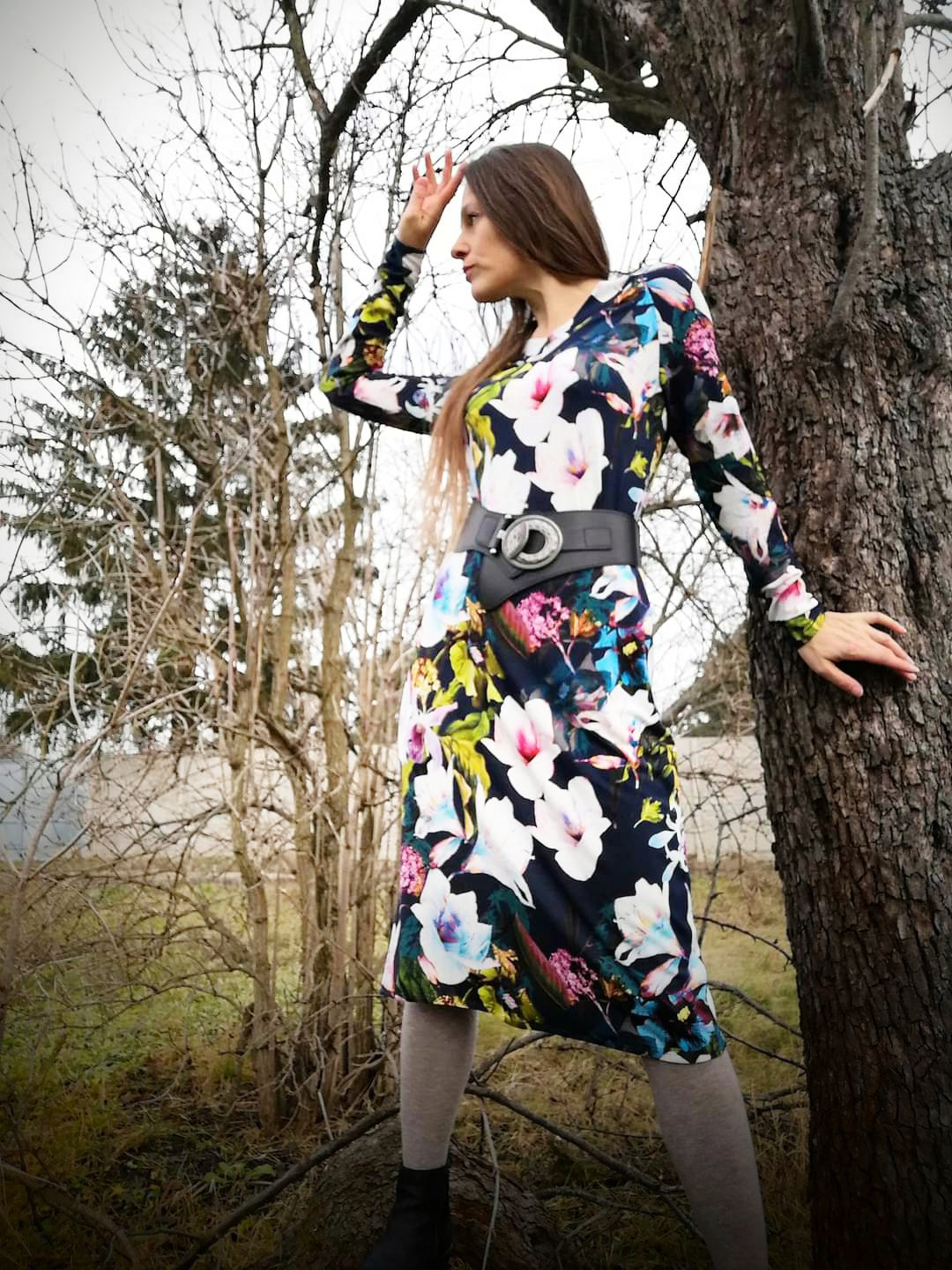 Úpletové šaty kratší půlnoční modré s květy