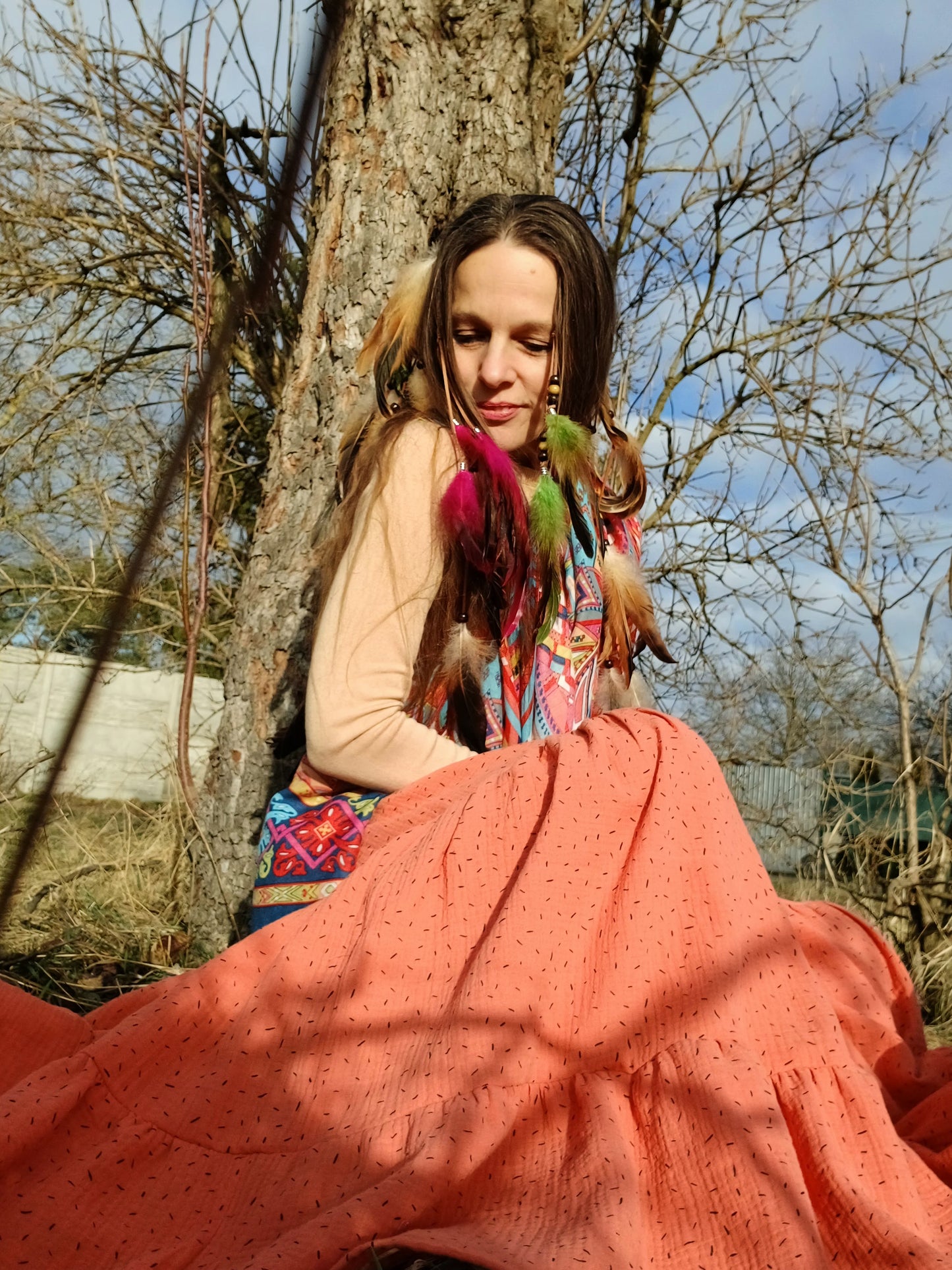 MAXI BOHO SUKNĚ MUŠELÍNOVÁ LOSOSOVÁ S TISKEM DROBNÉ ČERNÉ ČÁRKY