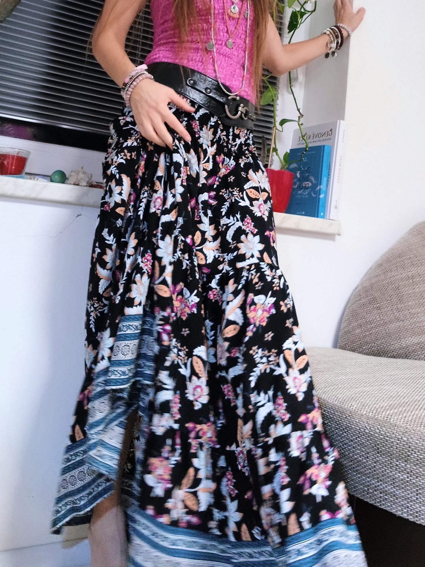 BOHO SUKNĚ KASKADOVITÁ S BORDUROU