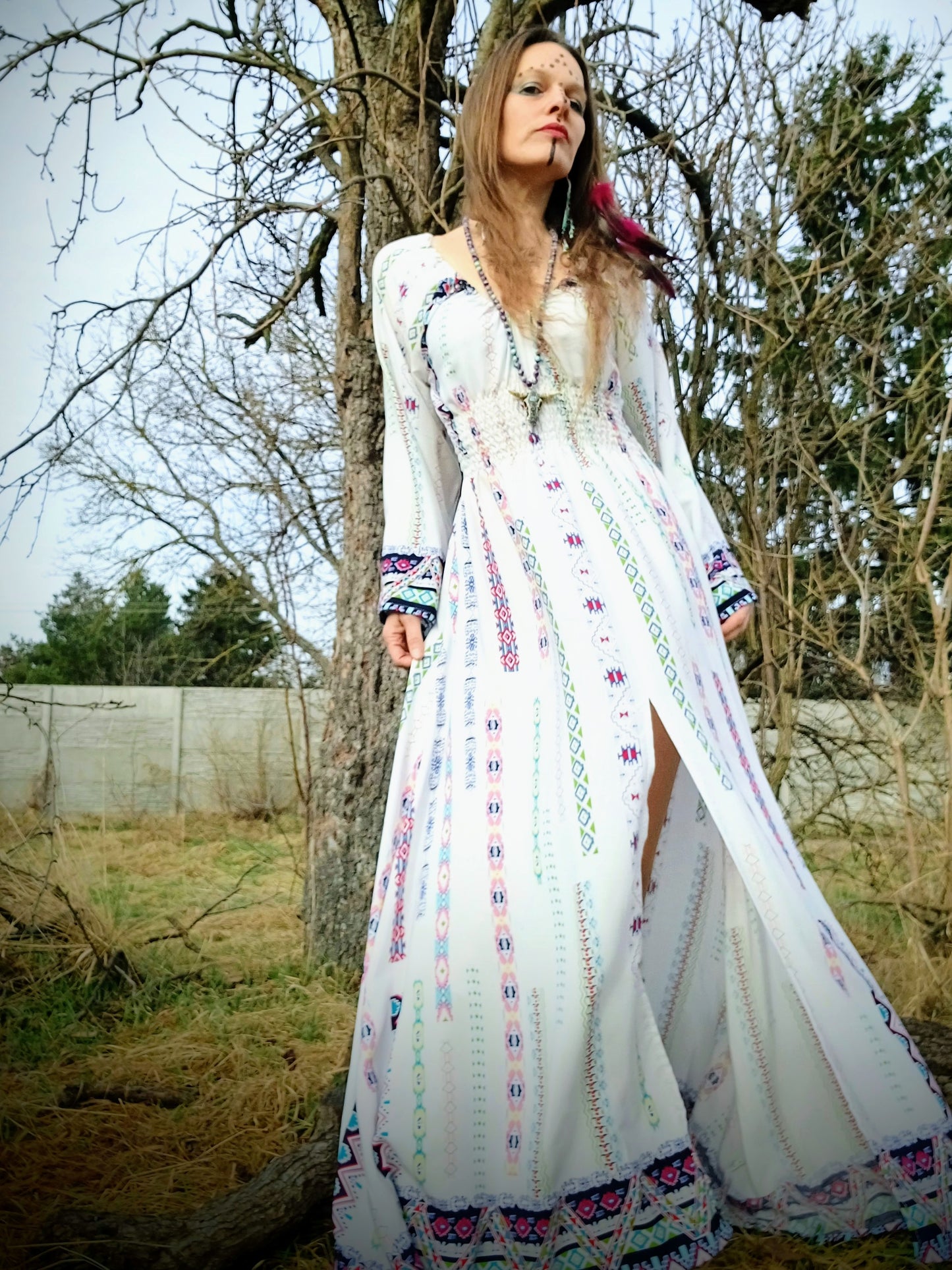 PŮVABNÉ BOHO MAXI ŠATY S BORDUROU V DÉLCE A NA RUKÁVECH