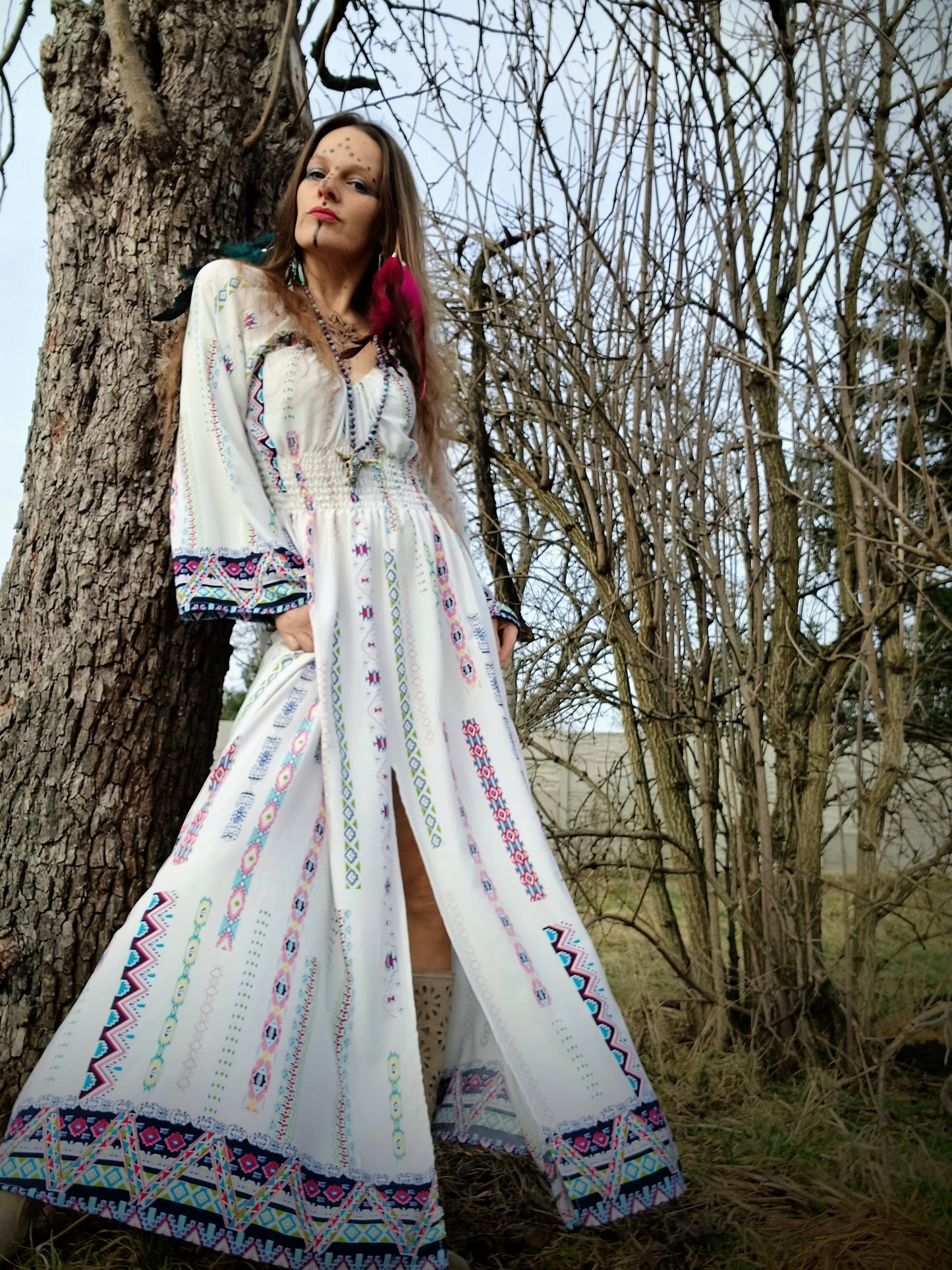 PŮVABNÉ BOHO MAXI ŠATY S BORDUROU V DÉLCE A NA RUKÁVECH