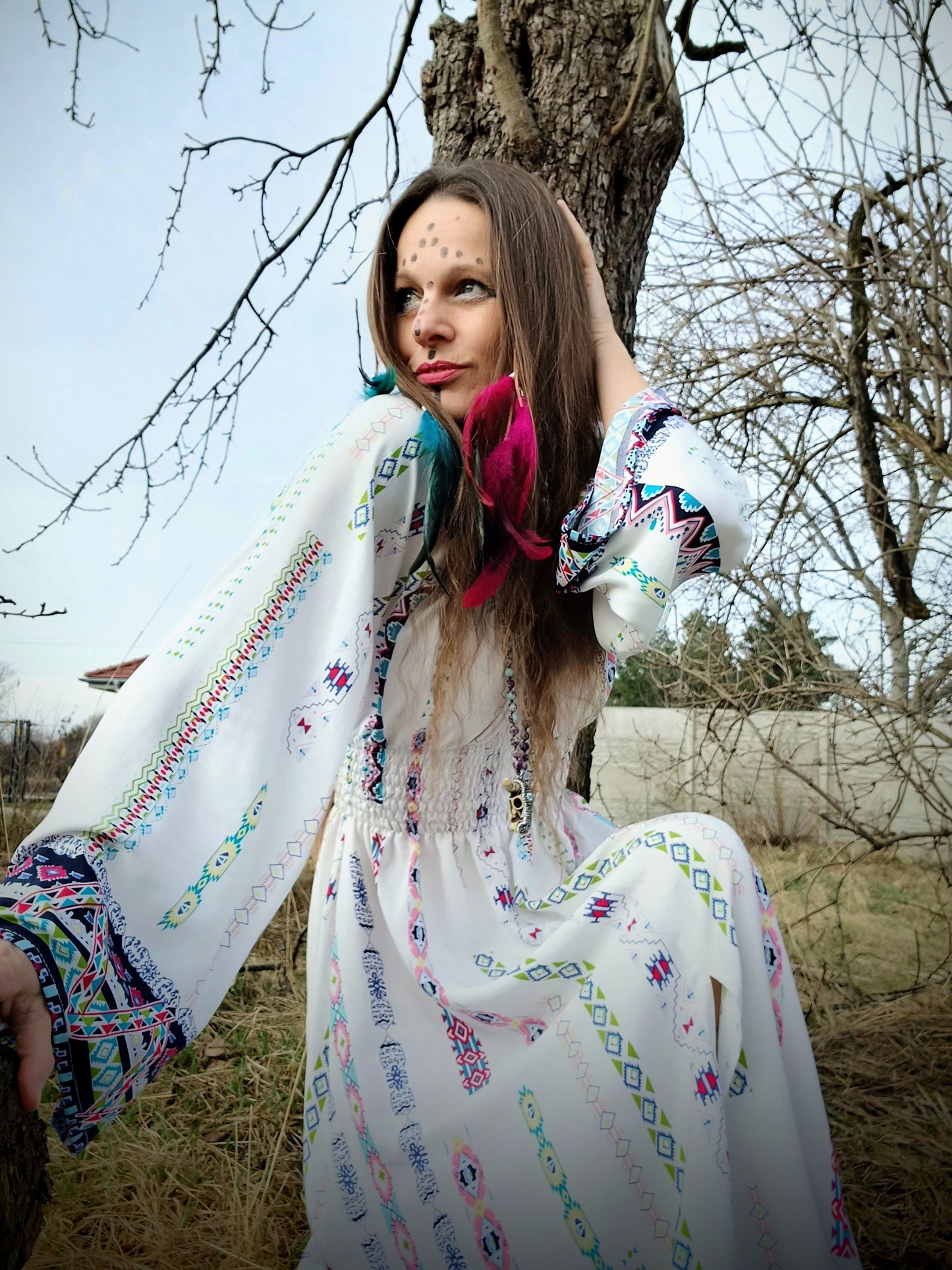 PŮVABNÉ BOHO MAXI ŠATY S BORDUROU V DÉLCE A NA RUKÁVECH