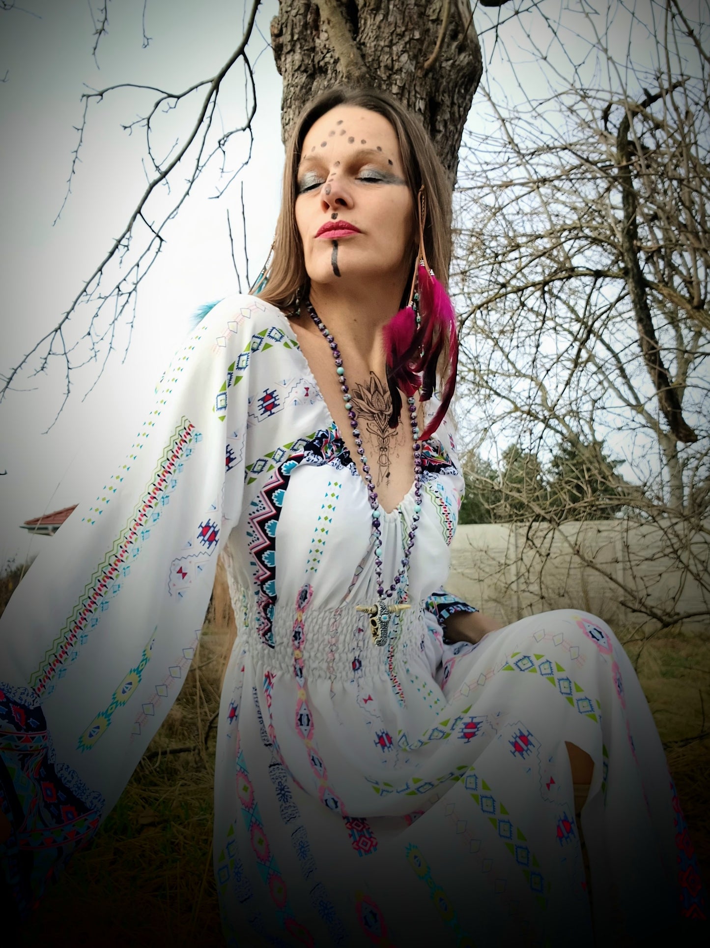 PŮVABNÉ BOHO MAXI ŠATY S BORDUROU V DÉLCE A NA RUKÁVECH