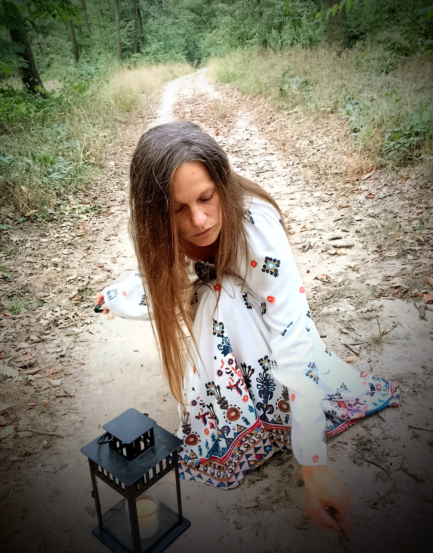 EXLUSÍVNÍ ŠATY S BORDUROU V DÉLCE