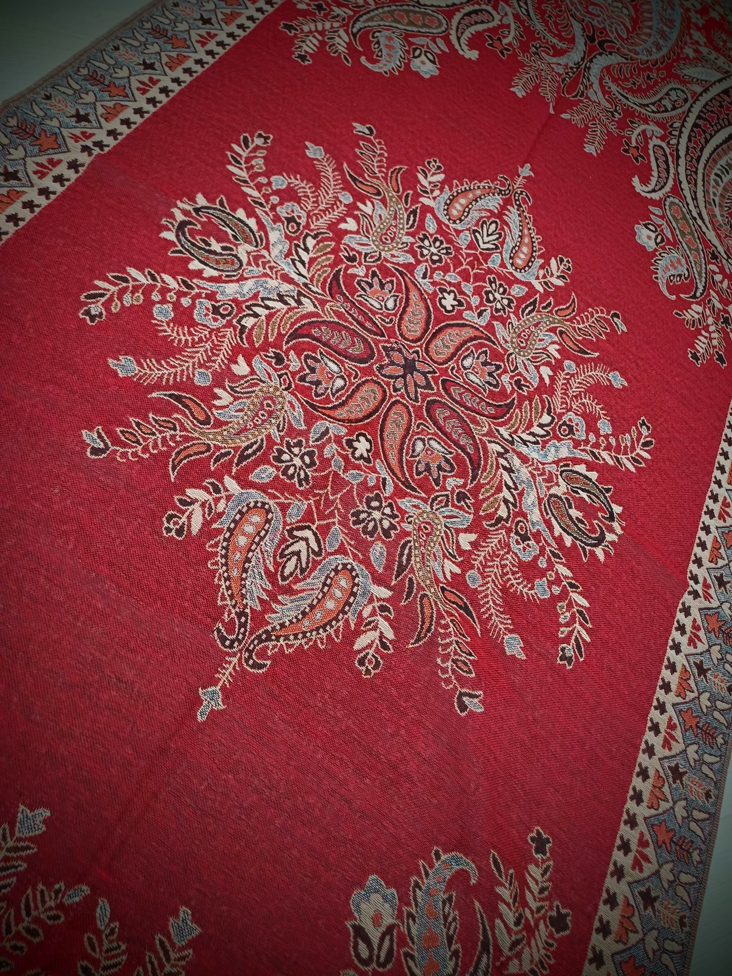 VELKÝ BOHEMIAN PLÉD PAŠMÍNA TMAVŠÍ ČERVENÁ