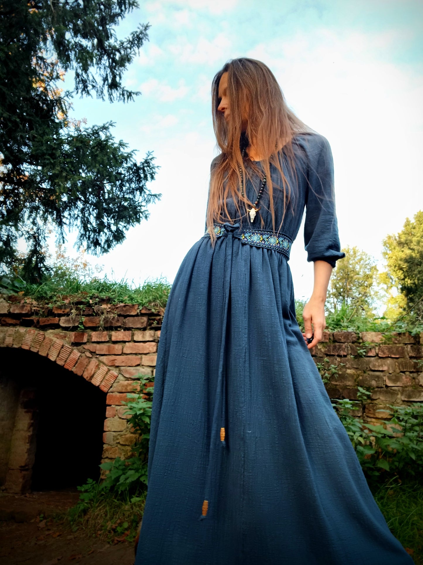 EXLUSÍVNÍ MAXI ŠATY MĚKČENÝ LEN S OPASKEM JEANS MODRÁ