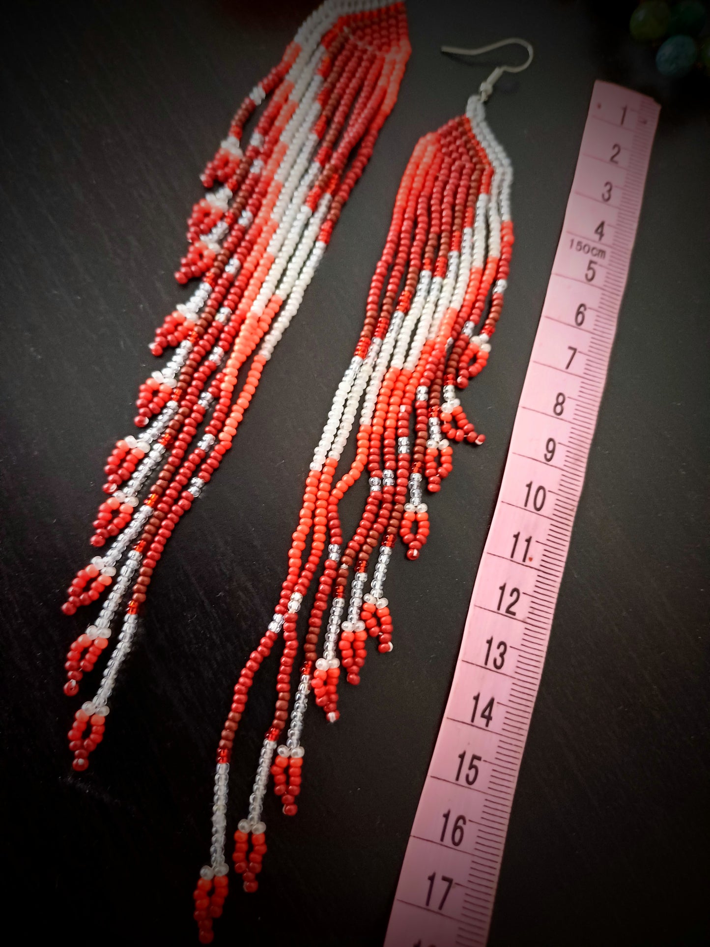 ÚŽASNÉ KORÁLKOVÉ BOHO NAUŠNIČKY LEHOUČKÉ DOUHÉ ČERVENÉ