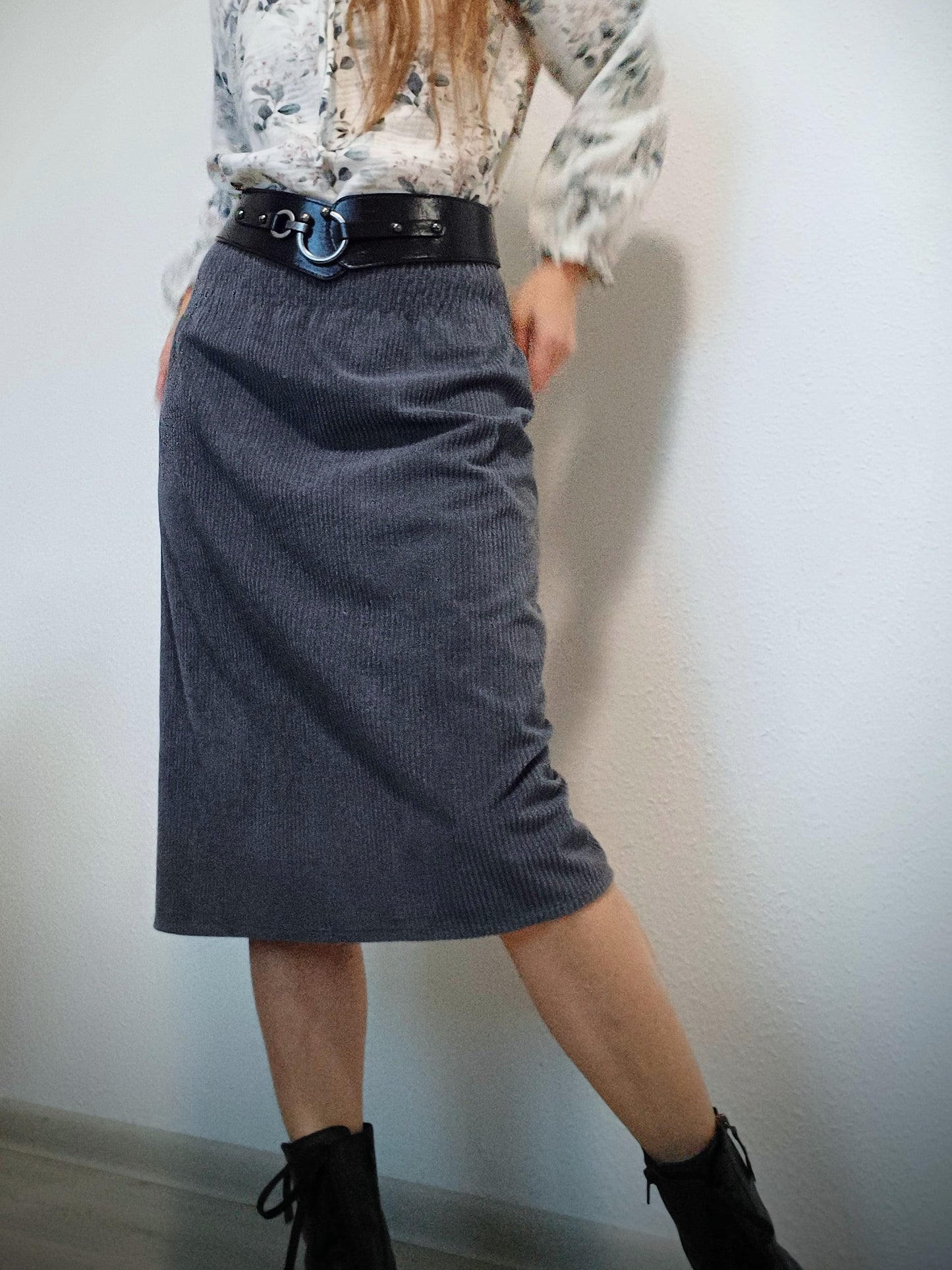 SUKNĚ MANŠESTROVÁ ŠEDÁ KRATŠÍ