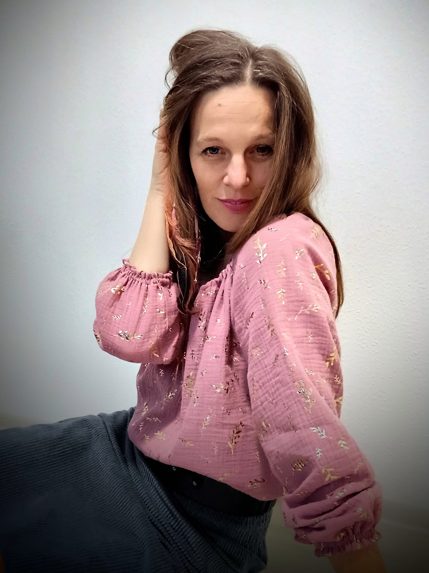 SUKNĚ MANŠESTROVÁ ŠEDÁ KRATŠÍ