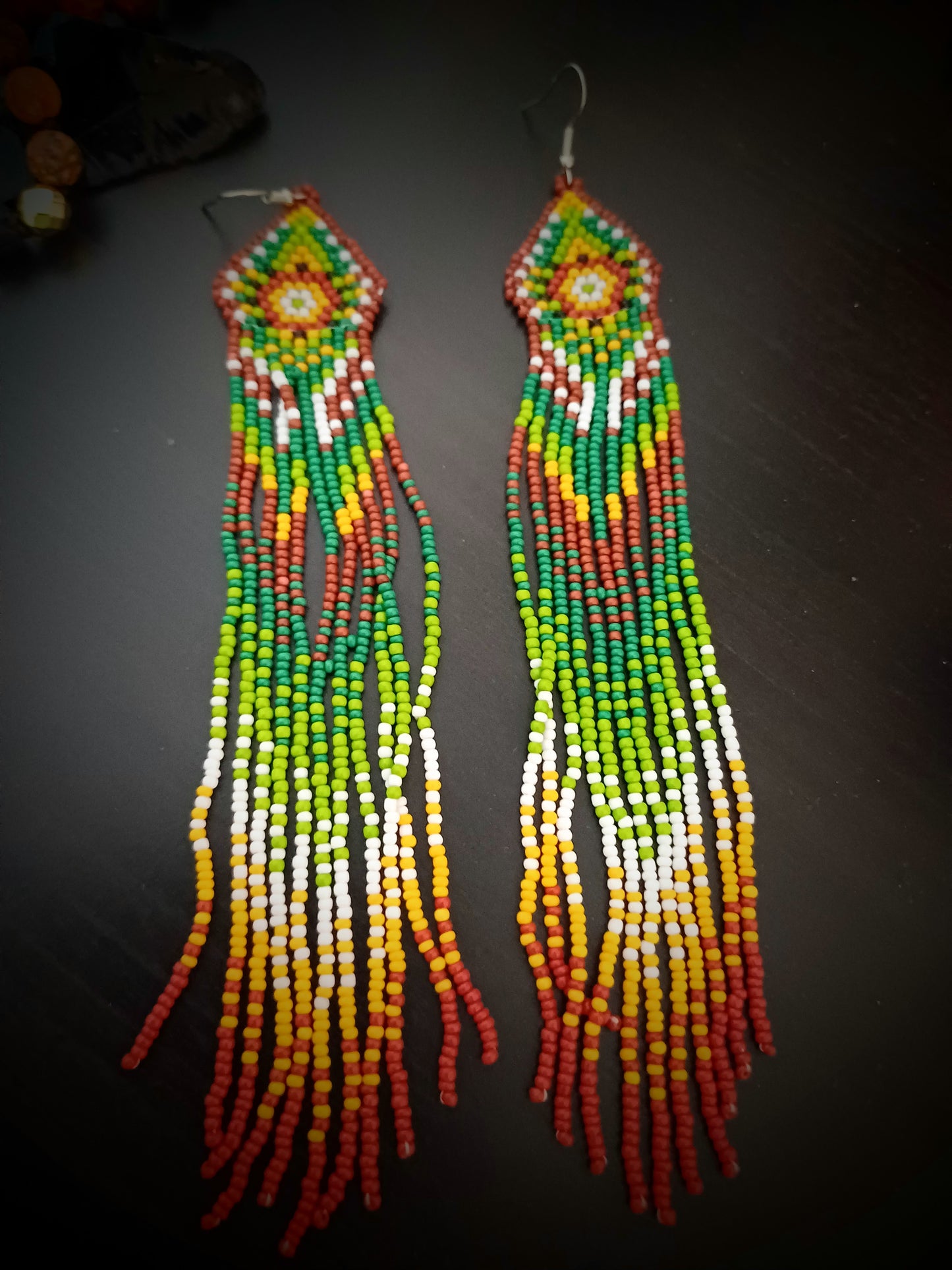 NÁUSNIČKY V BOHO STYLU PŘIRODNÍ LESNÍ BARVY
