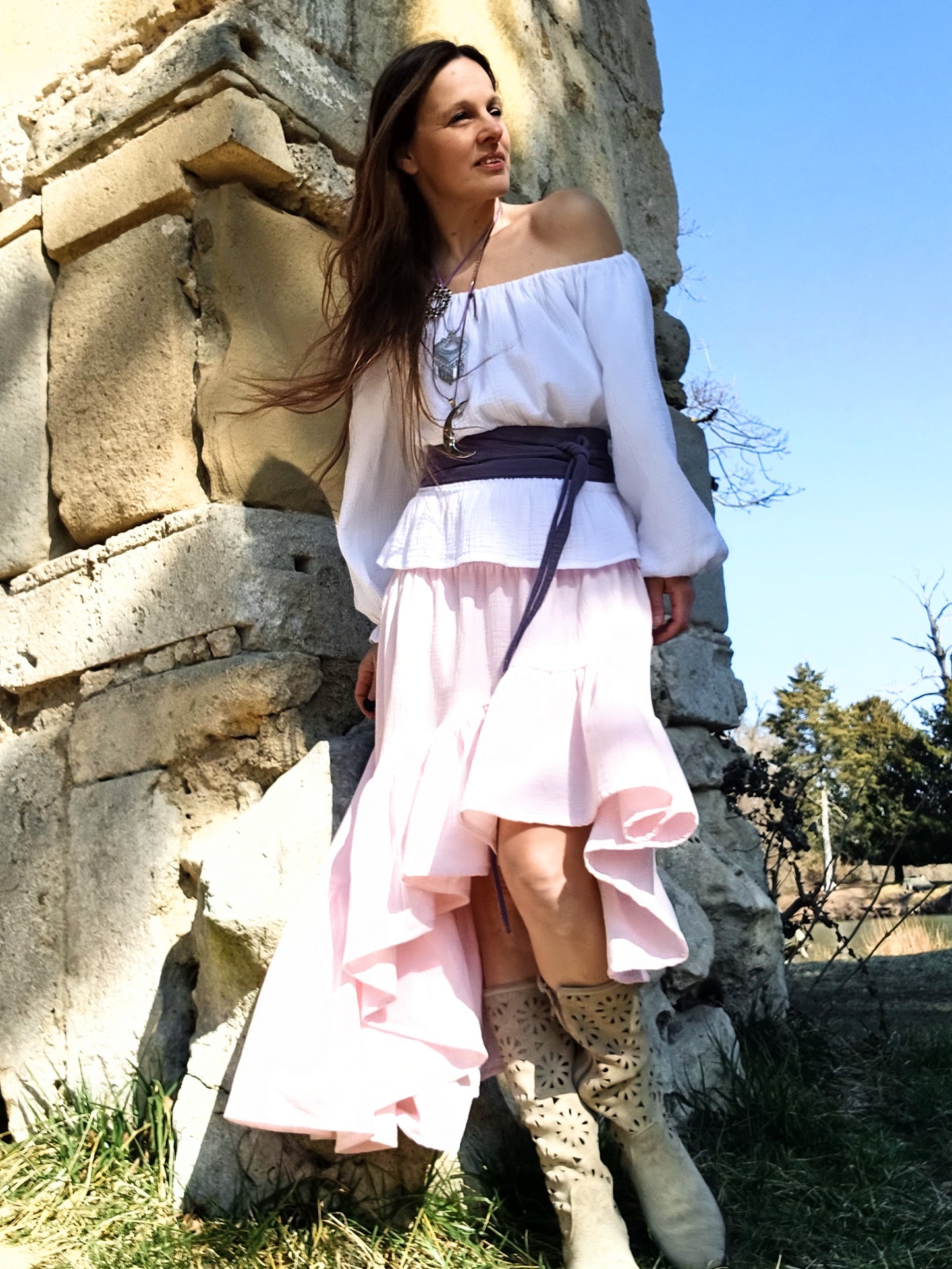 MUŠELÍNOVÁ BOHO HALENKA BÍLÁ S ŽABIČKOVÁNÍM V PASE