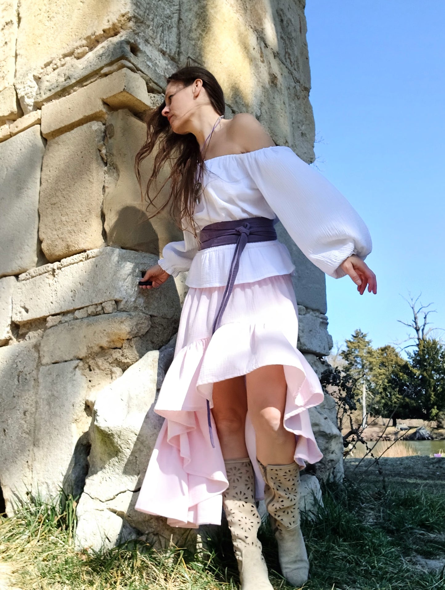 MUŠELÍNOVÁ BOHO HALENKA BÍLÁ S ŽABIČKOVÁNÍM V PASE