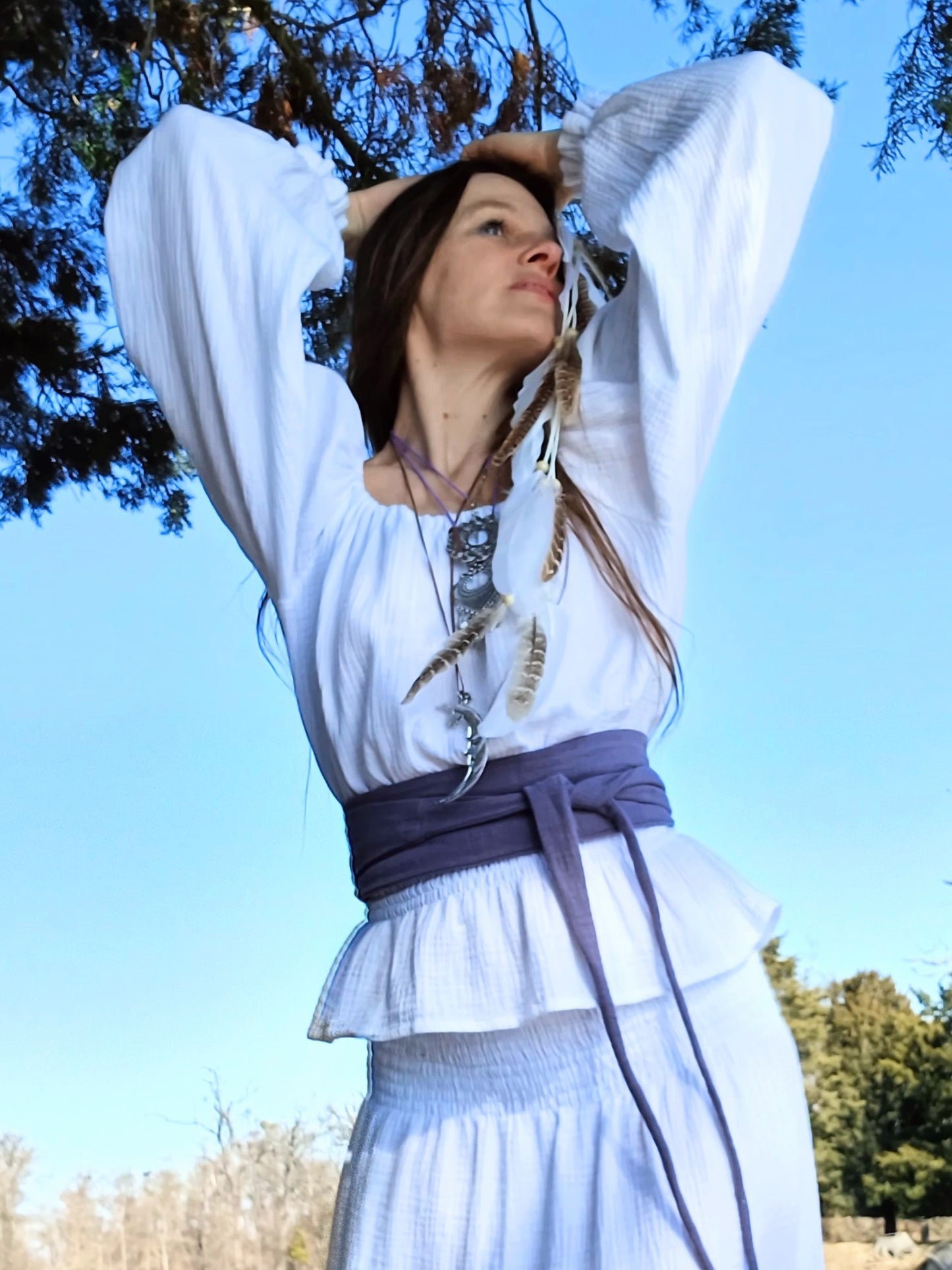 MUŠELÍNOVÁ BOHO HALENKA BÍLÁ S ŽABIČKOVÁNÍM V PASE