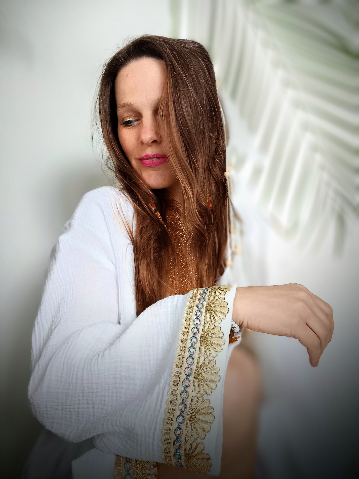 STYLOVÝ BOHO KABÁTEK ANTIC, BÍLÝ SE ZLATÝM LEMEM NA RUKÁVECH