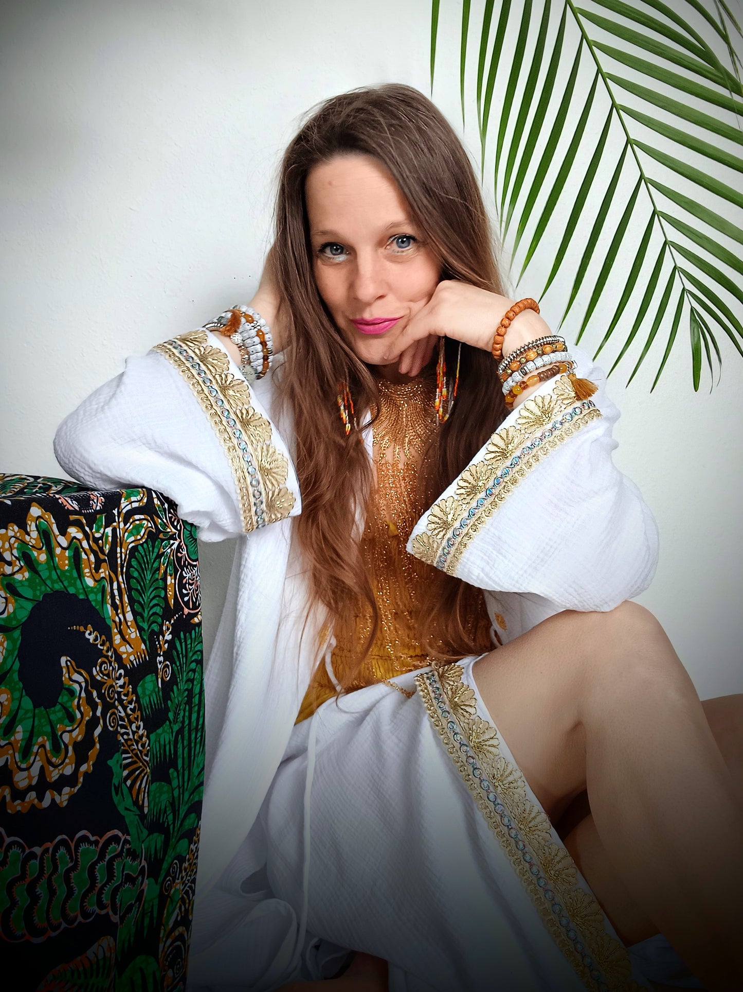 STYLOVÝ BOHO KABÁTEK ANTIC, BÍLÝ SE ZLATÝM LEMEM NA RUKÁVECH