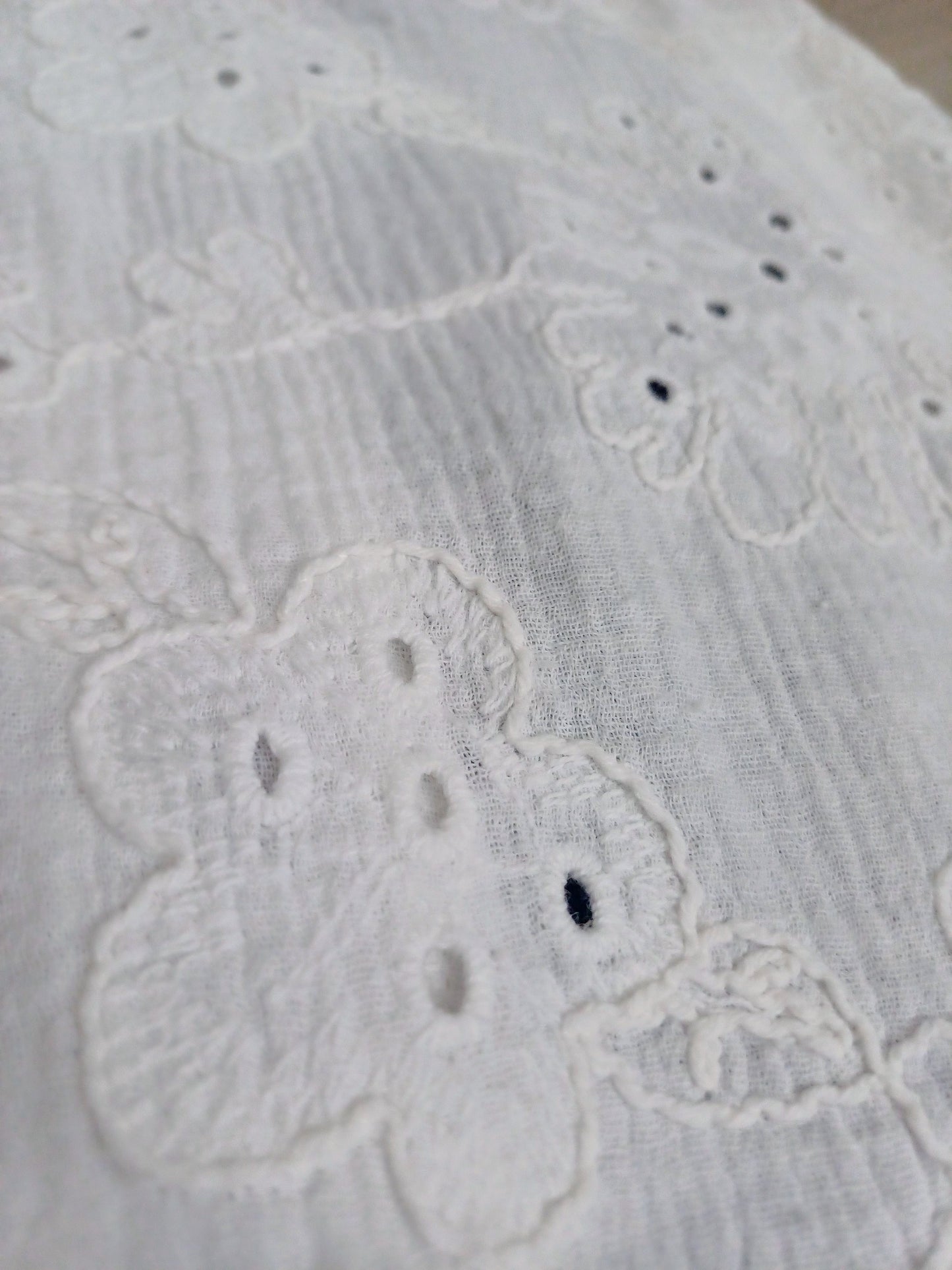 MADEIRA MUŠELÍN OFF WHITE ,SUKNĚ ROVNĚJŠÍHO STŘIHU S ROZPARKEM
