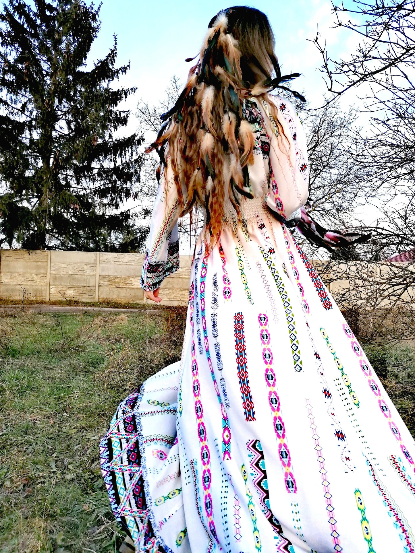 PŮVABNÉ BOHO MAXI ŠATY S BORDUROU V DÉLCE A NA RUKÁVECH