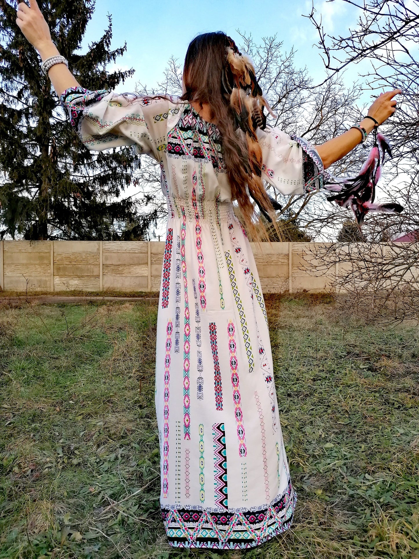 PŮVABNÉ BOHO MAXI ŠATY S BORDUROU V DÉLCE A NA RUKÁVECH
