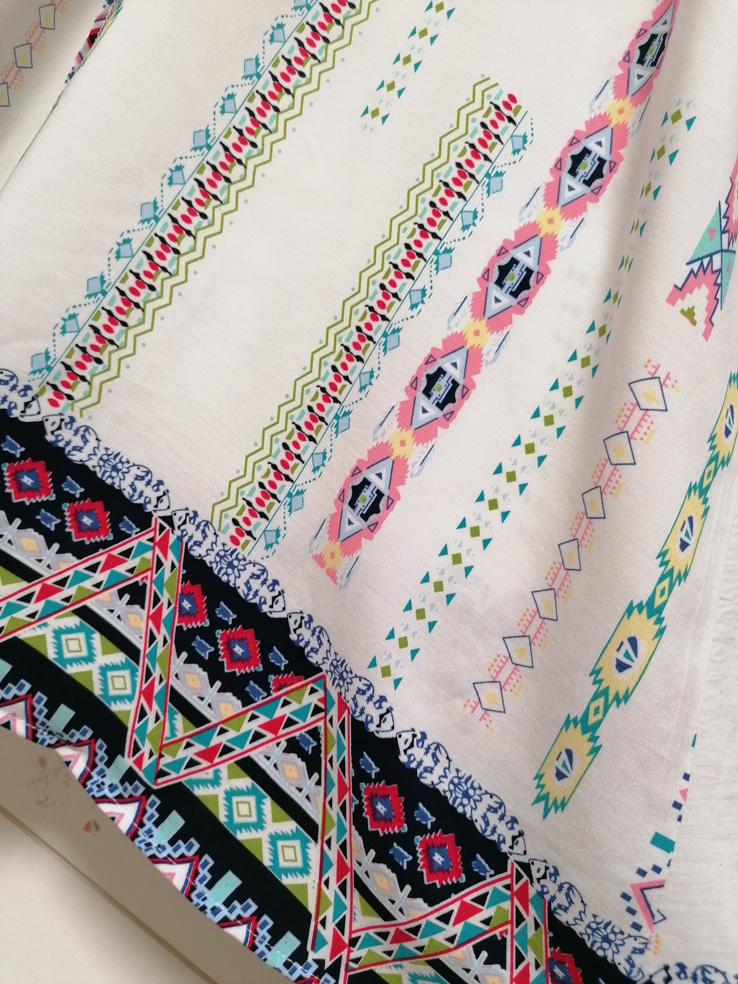 PŮVABNÉ BOHO MAXI ŠATY S BORDUROU V DÉLCE A NA RUKÁVECH