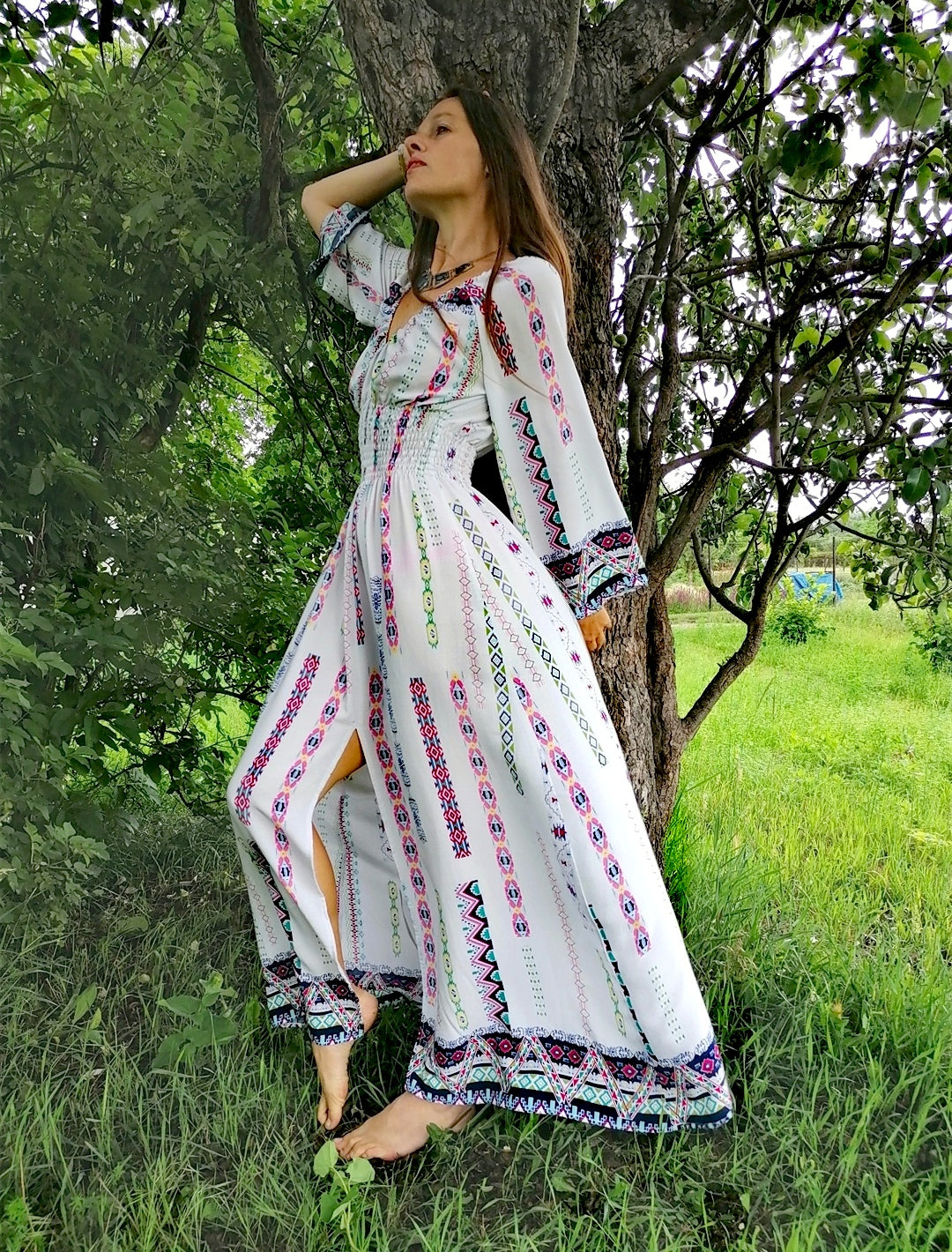 PŮVABNÉ BOHO MAXI ŠATY S BORDUROU V DÉLCE A NA RUKÁVECH