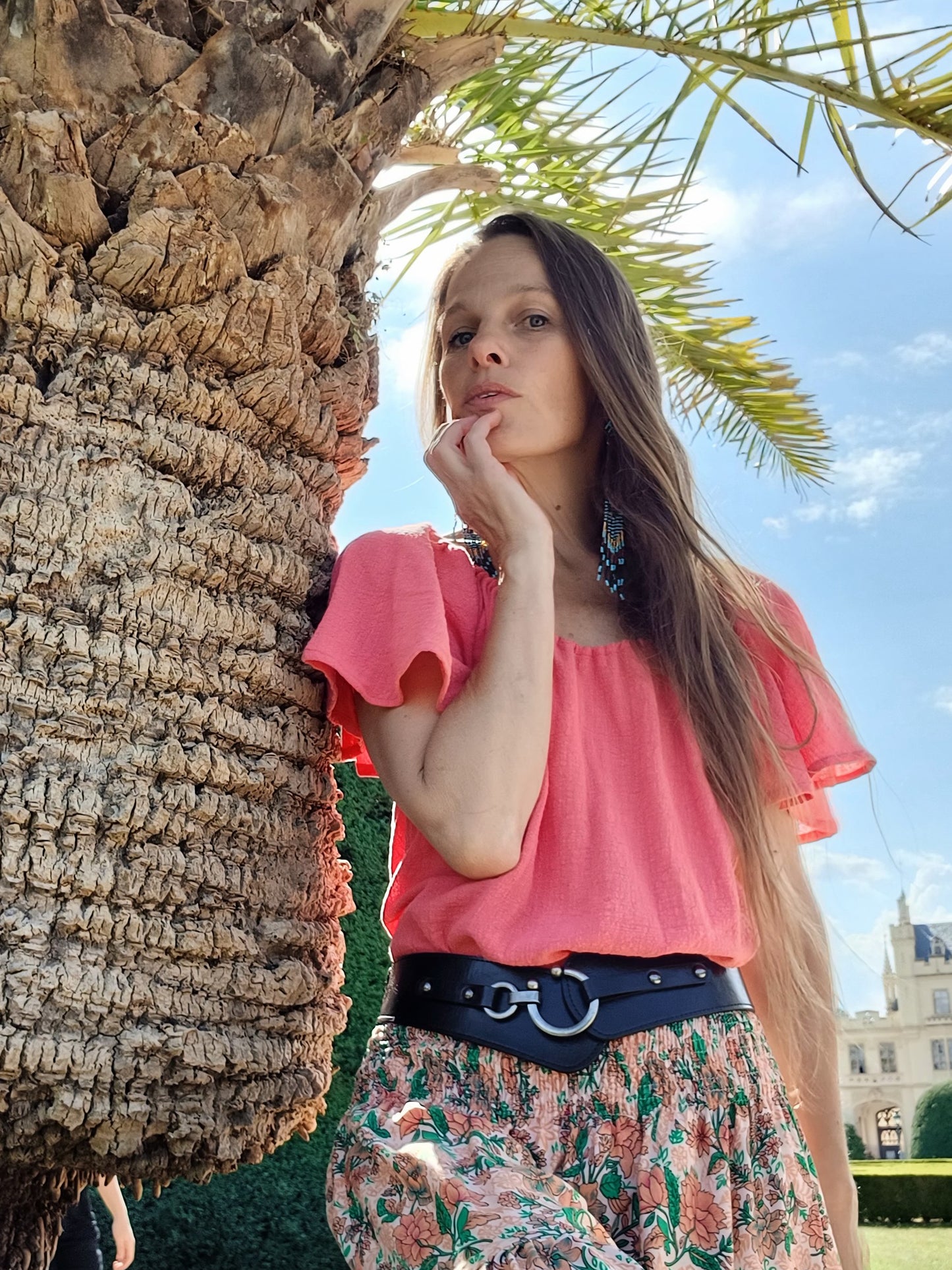 HALENKA KORÁLOVÁ S ROZEVLÁTÝM RUKÁVEM