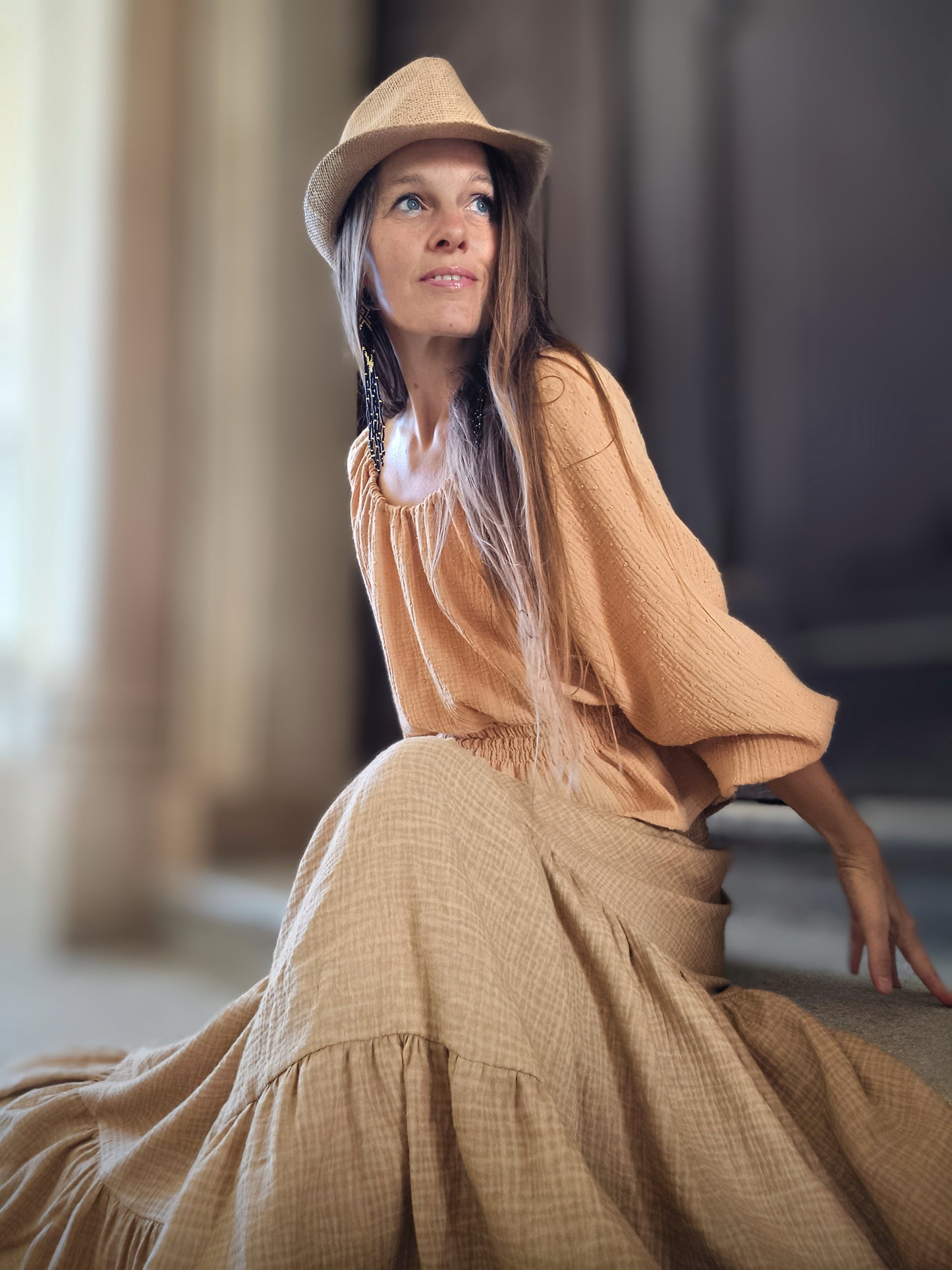 VINTAGE MUŠELÍNOVÁ SUKNĚ CAMEL HLEDÁ