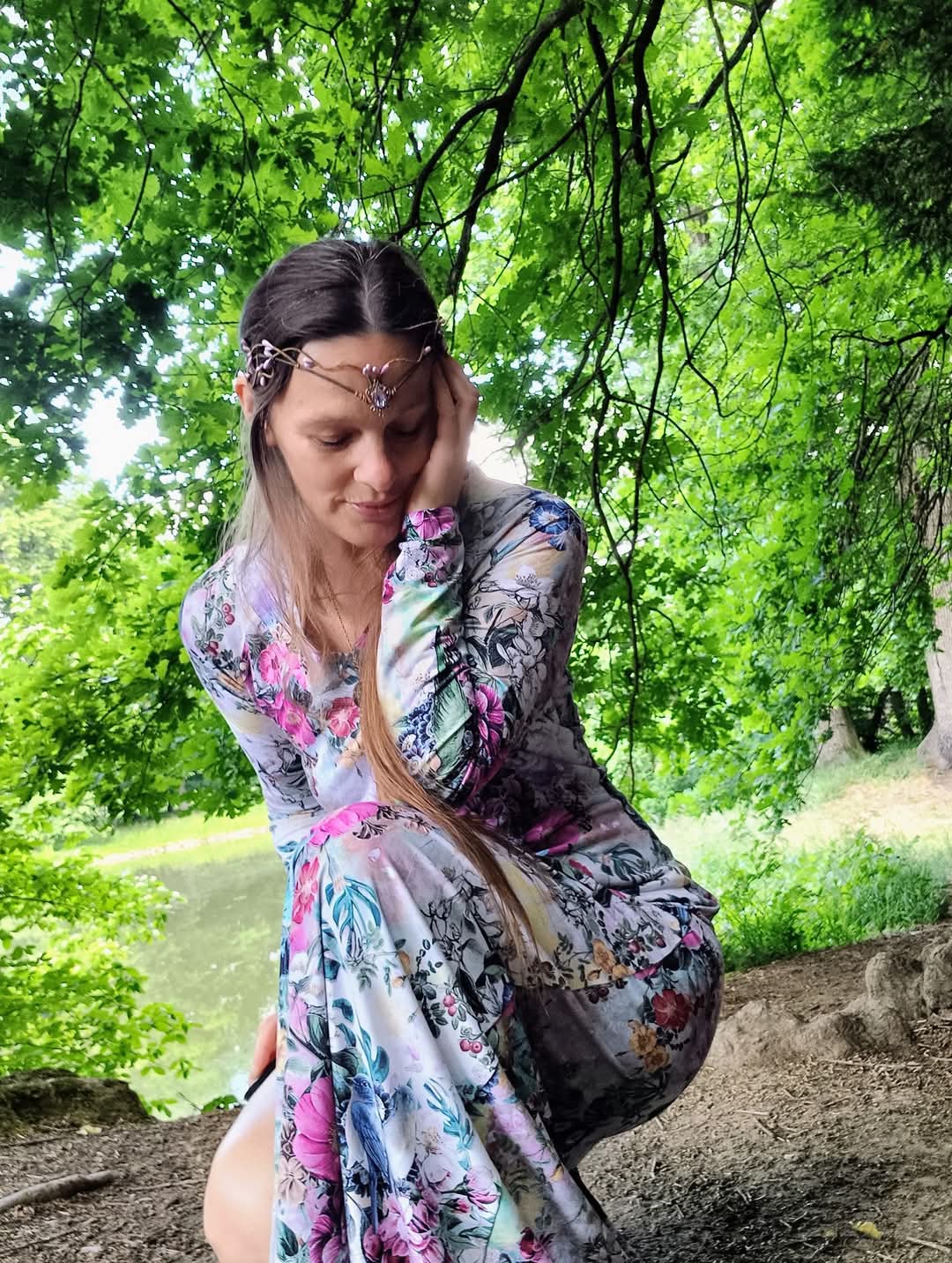 ÚPLETOVÉ ŠATY FAIRY S ROZPARKEM