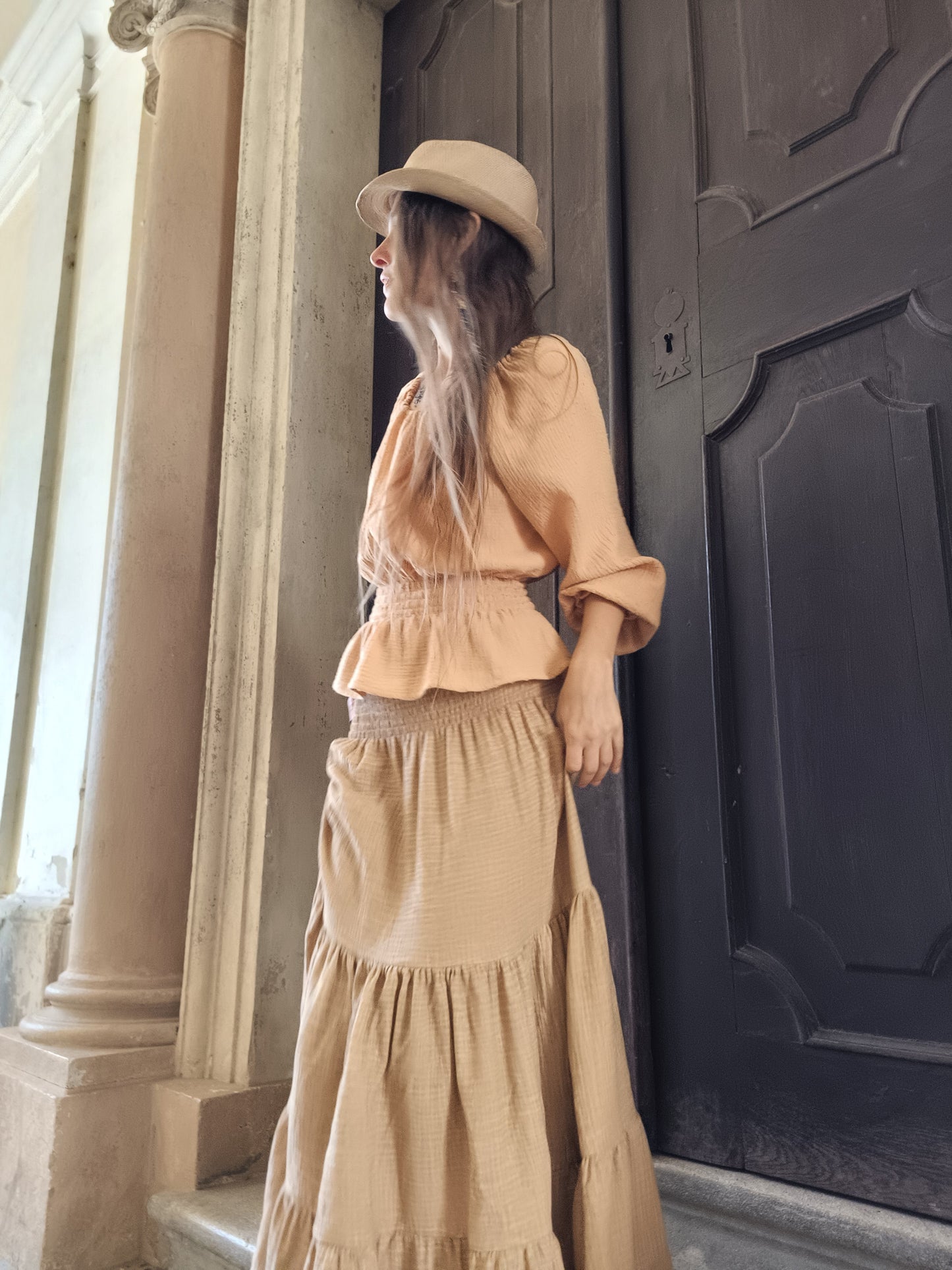 VINTAGE MUŠELÍNOVÁ SUKNĚ CAMEL HLEDÁ