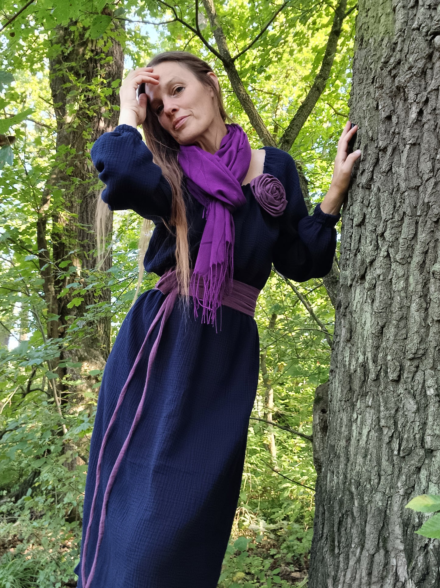 PŮLNOČNÍ MODRÉ ŠATY Z ORGANIC MUŠELÍNU