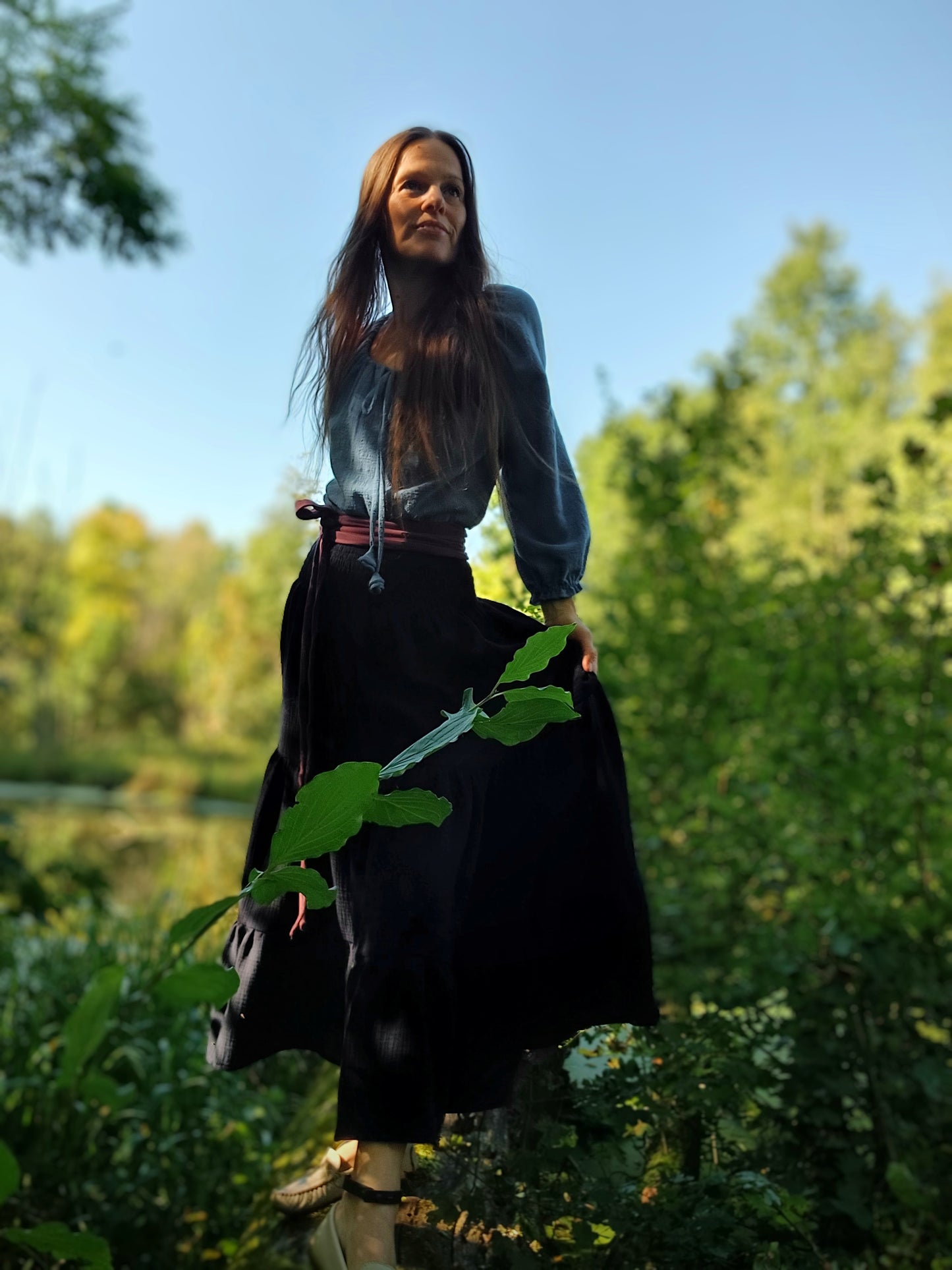 MUŠELÍNOVÁ MAXI SUKNĚ TEMNĚ MODRÁ NAD KOTNÍKY