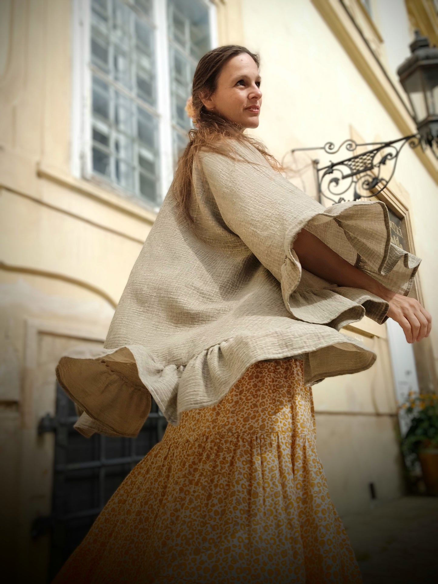 MAXI SUKNĚ MUŠELÍNOVÁ ZLATAVÝ PŘEKRASNÝ TISK
