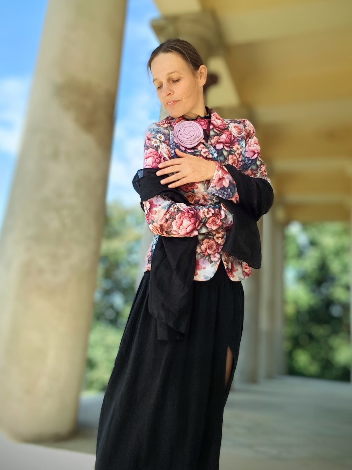 ČERNÁ DLOUHÁ SUKNĚ MUŠELÍNOVÁ S ROZPARKEM
