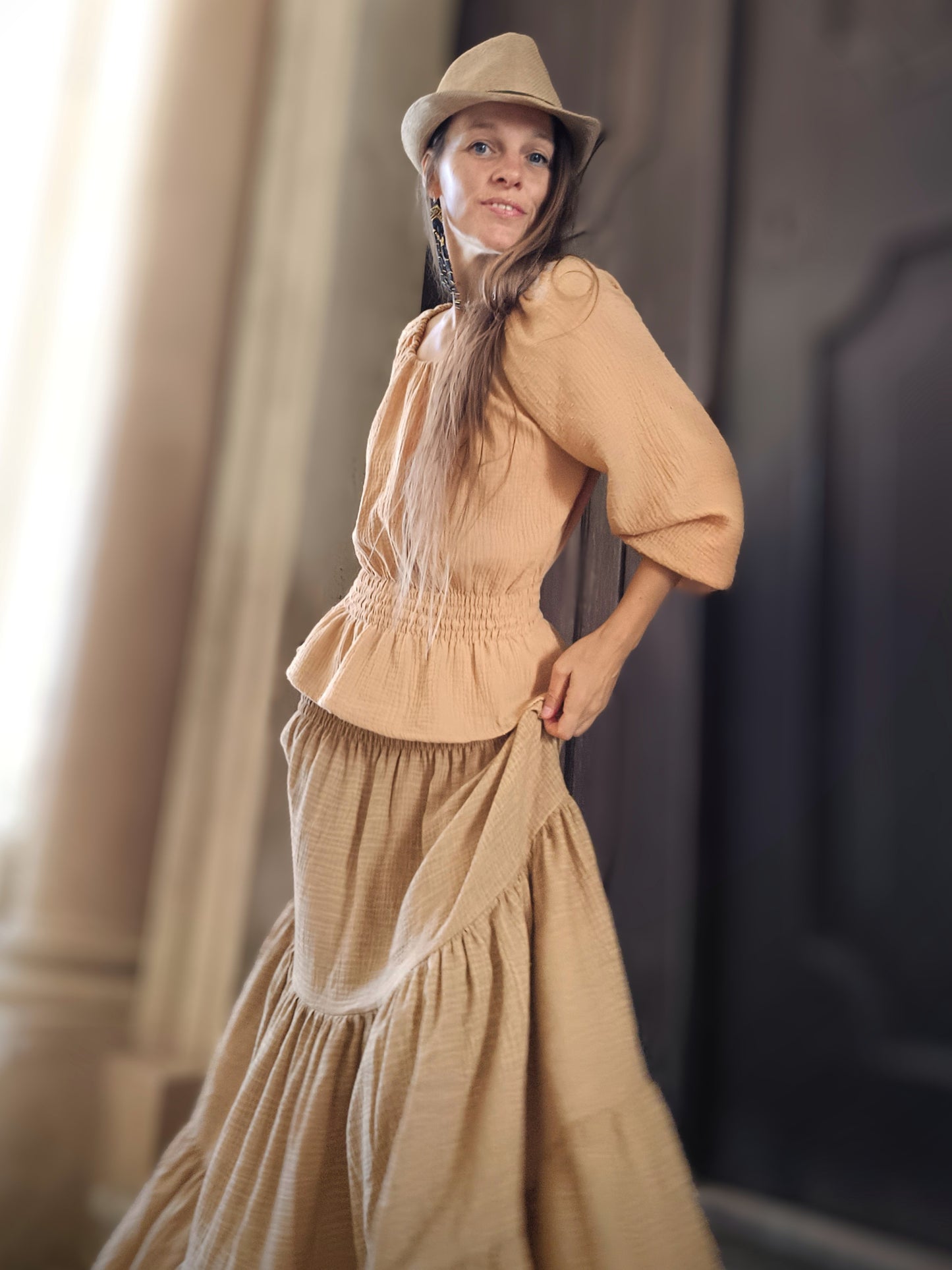 VINTAGE MUŠELÍNOVÁ SUKNĚ CAMEL HLEDÁ