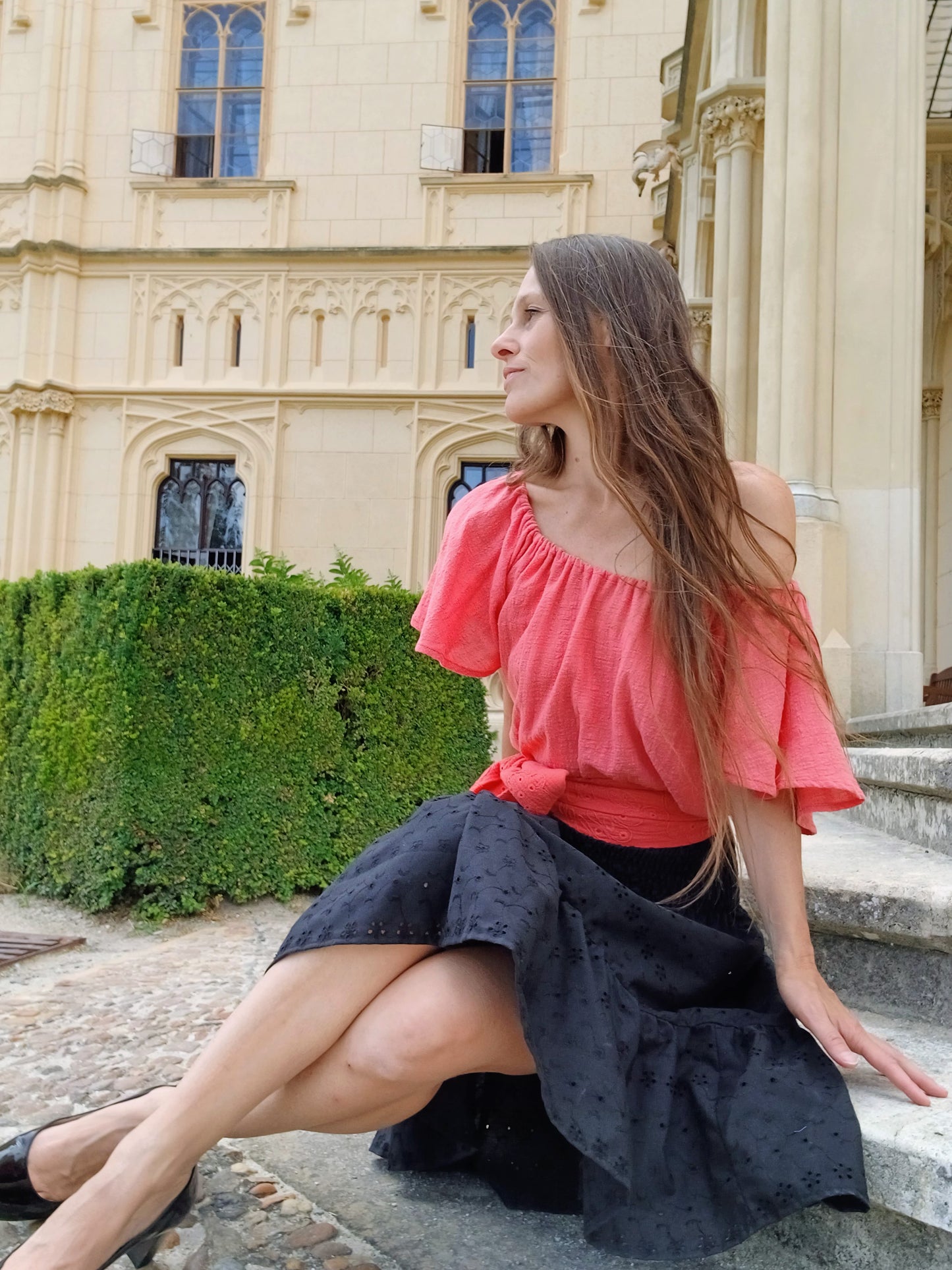 HALENKA KORÁLOVÁ S ROZEVLÁTÝM RUKÁVEM