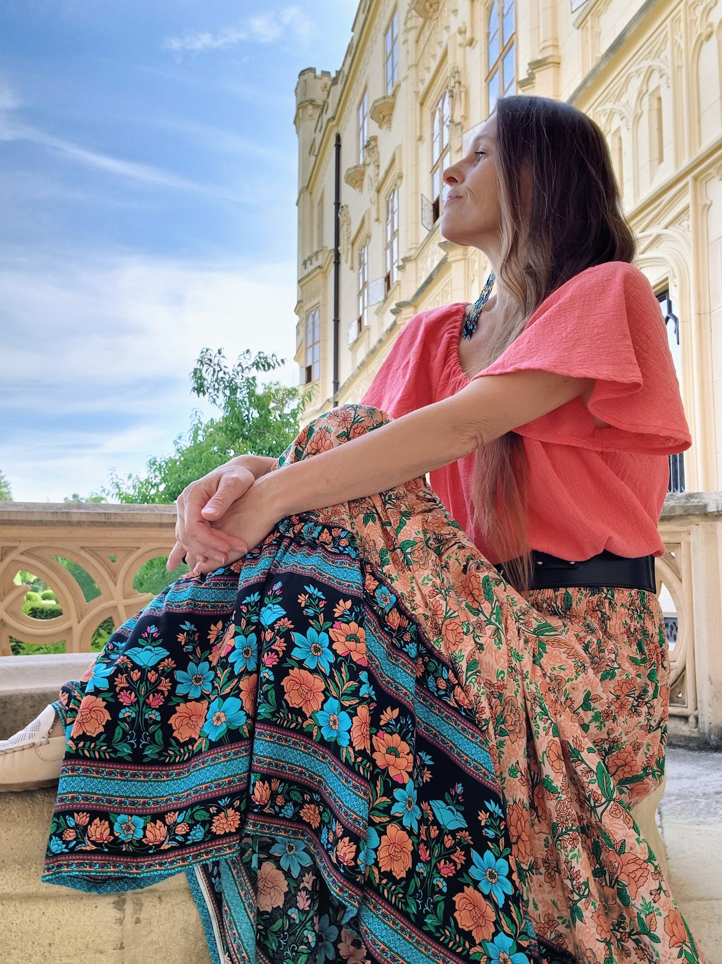 HALENKA KORÁLOVÁ S ROZEVLÁTÝM RUKÁVEM