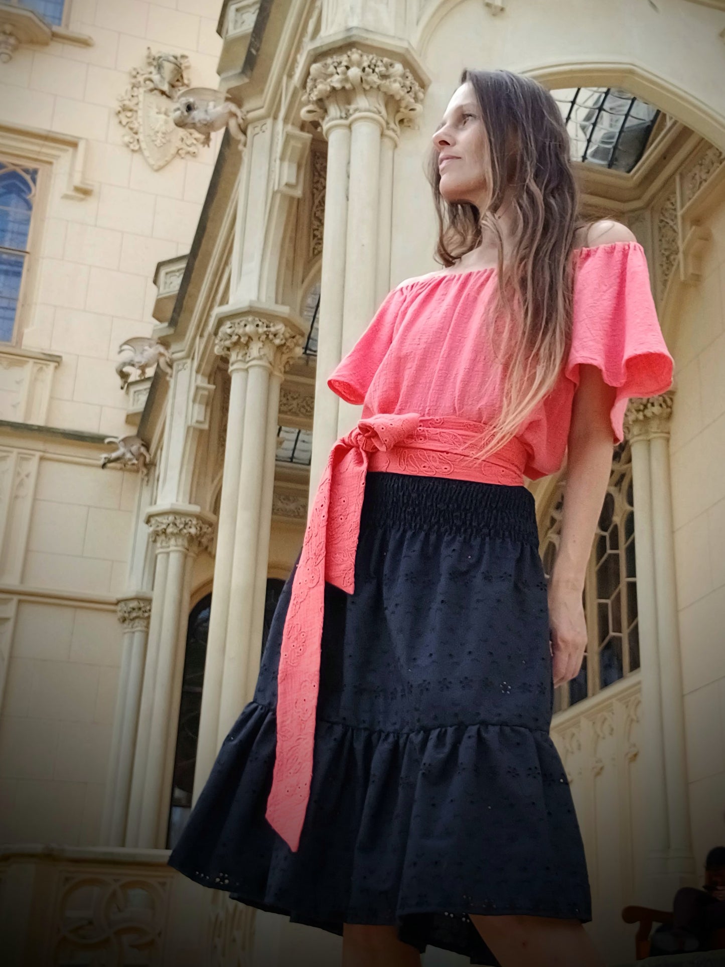 HALENKA KORÁLOVÁ S ROZEVLÁTÝM RUKÁVEM