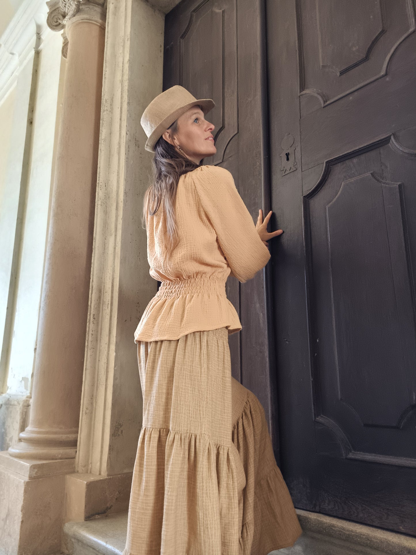 VINTAGE MUŠELÍNOVÁ SUKNĚ CAMEL HLEDÁ