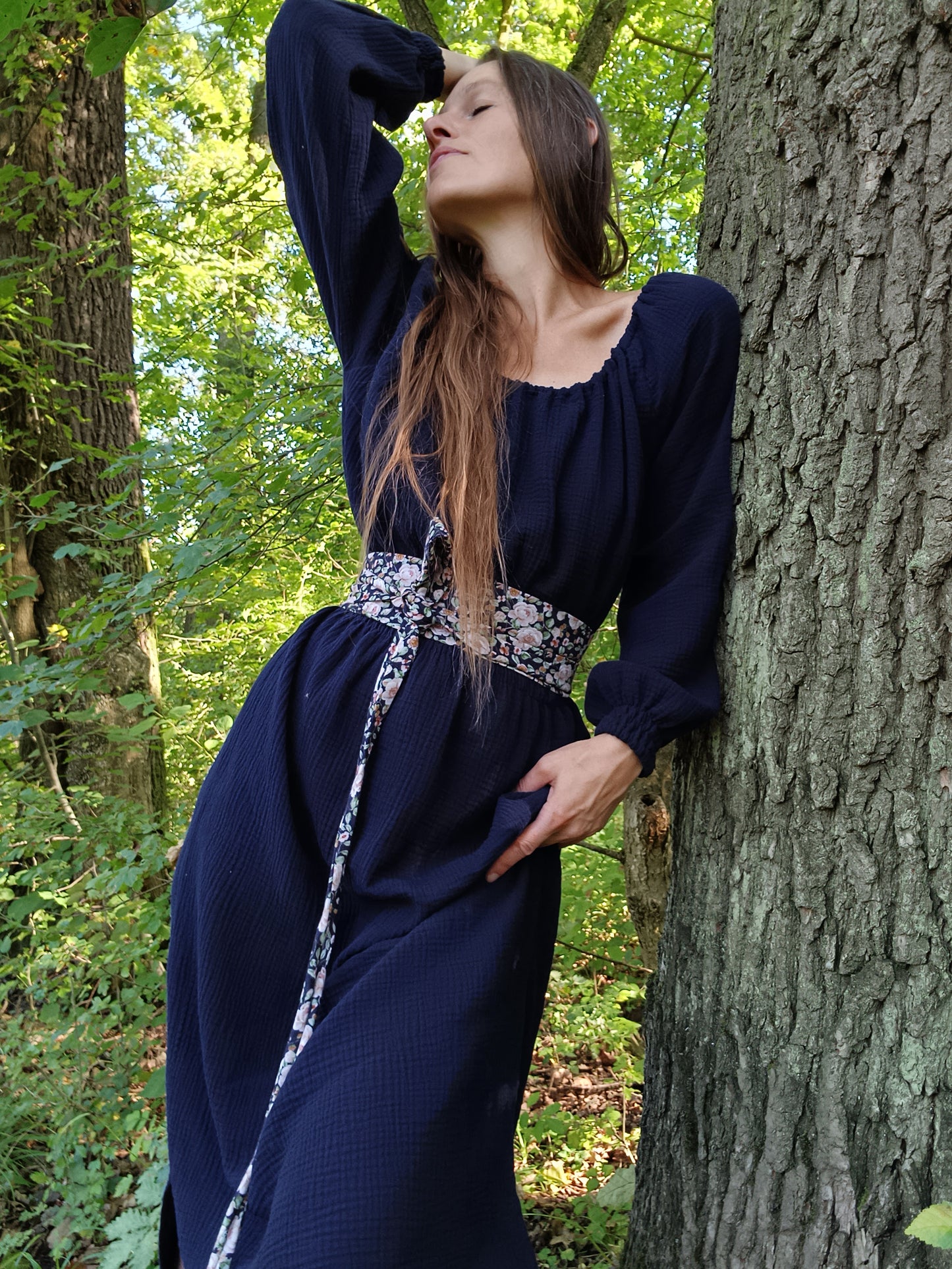 PŮLNOČNÍ MODRÉ ŠATY Z ORGANIC MUŠELÍNU