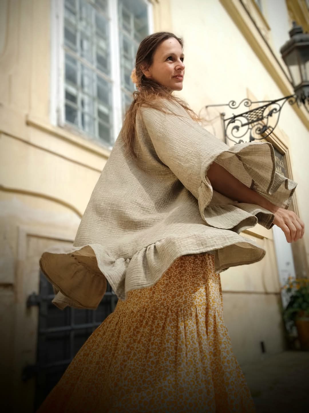 MAXI SUKNĚ MUŠELÍNOVÁ ZLATAVÝ PŘEKRASNÝ TISK