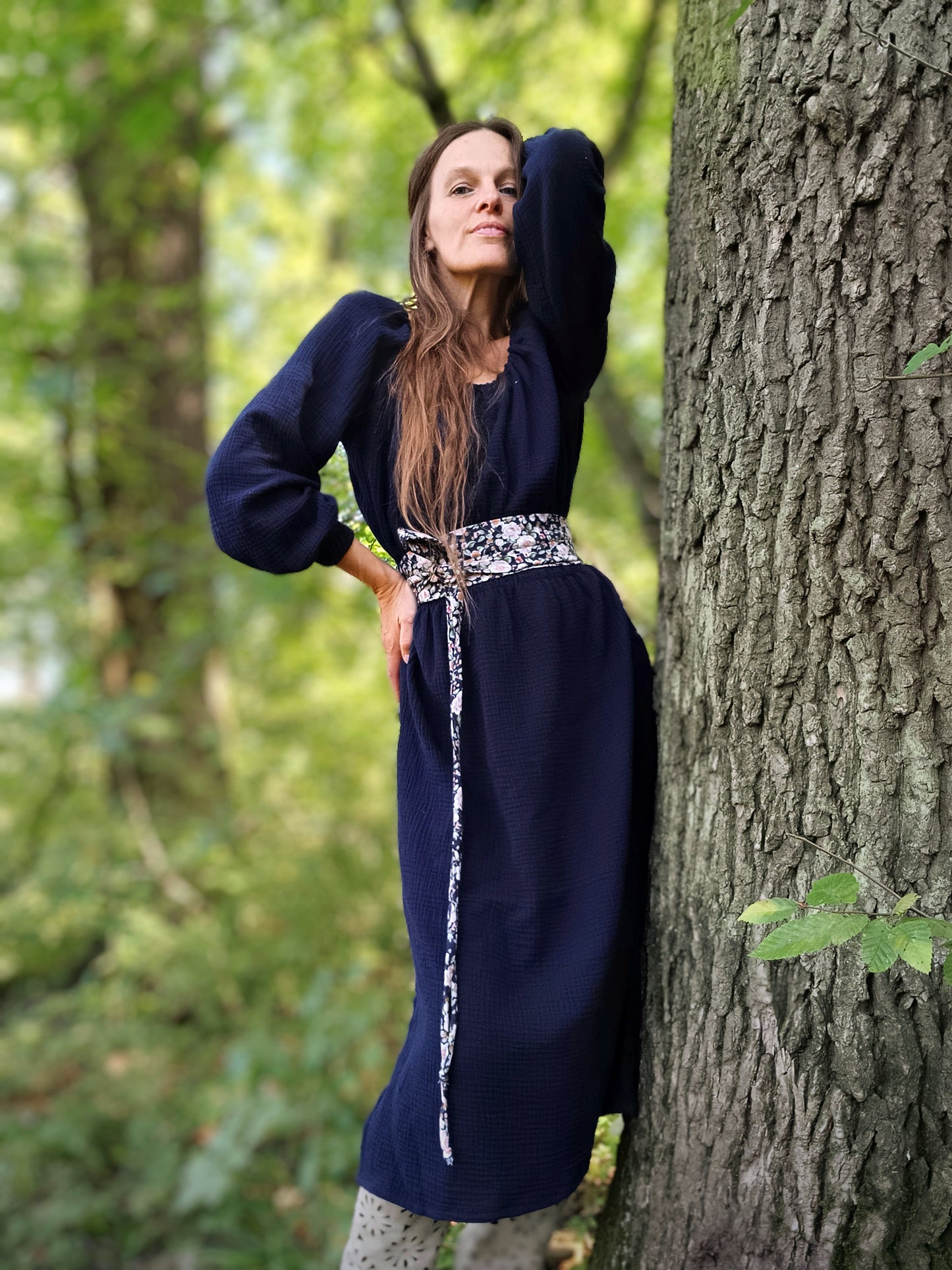 PŮLNOČNÍ MODRÉ ŠATY Z ORGANIC MUŠELÍNU