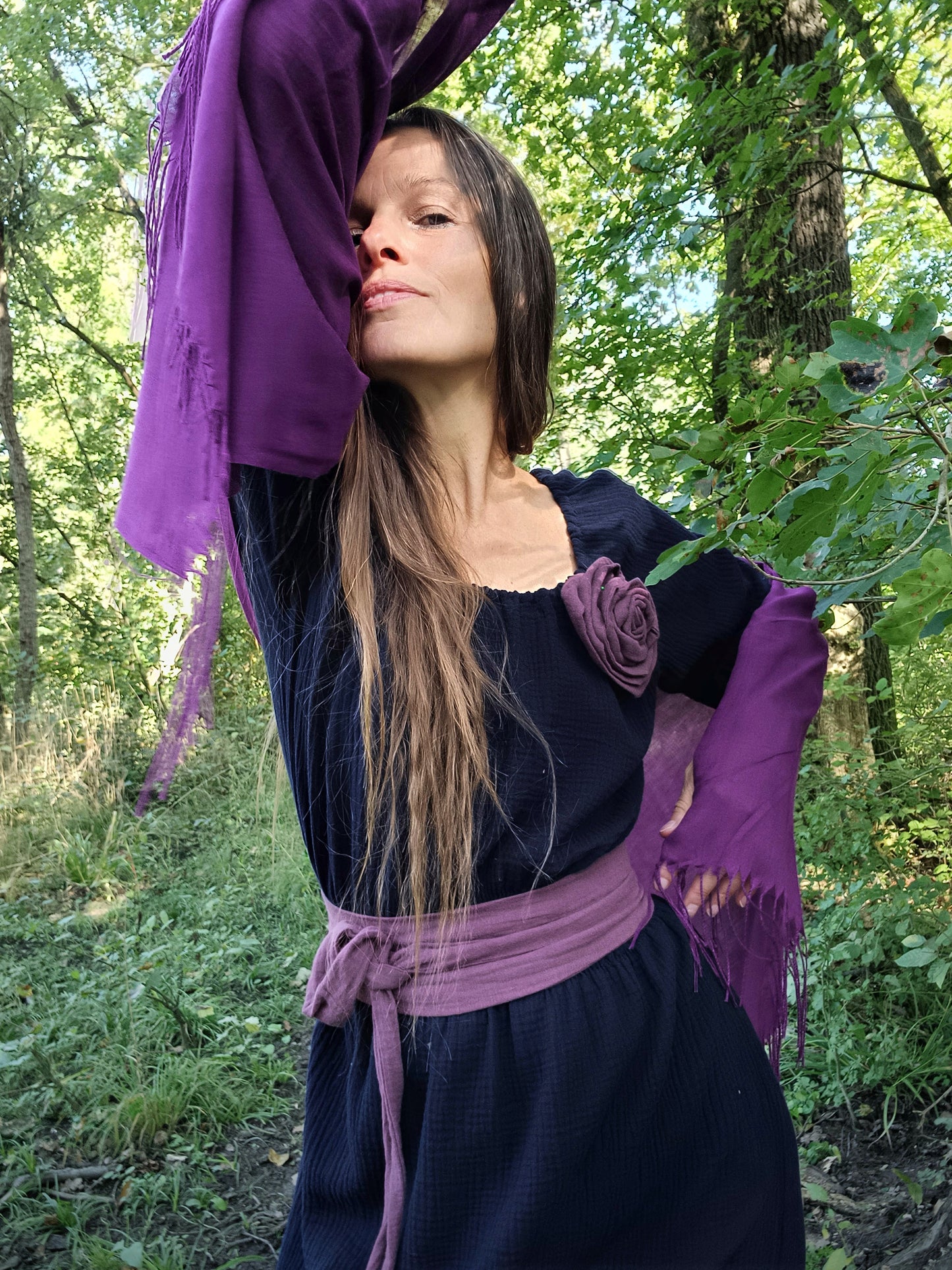 PŮLNOČNÍ MODRÉ ŠATY Z ORGANIC MUŠELÍNU