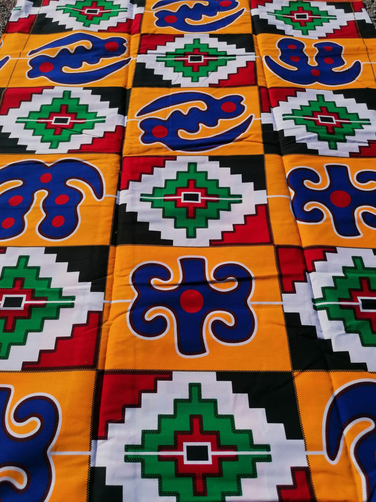 Africká látka měkčí kente Ghana, adinkra symboly