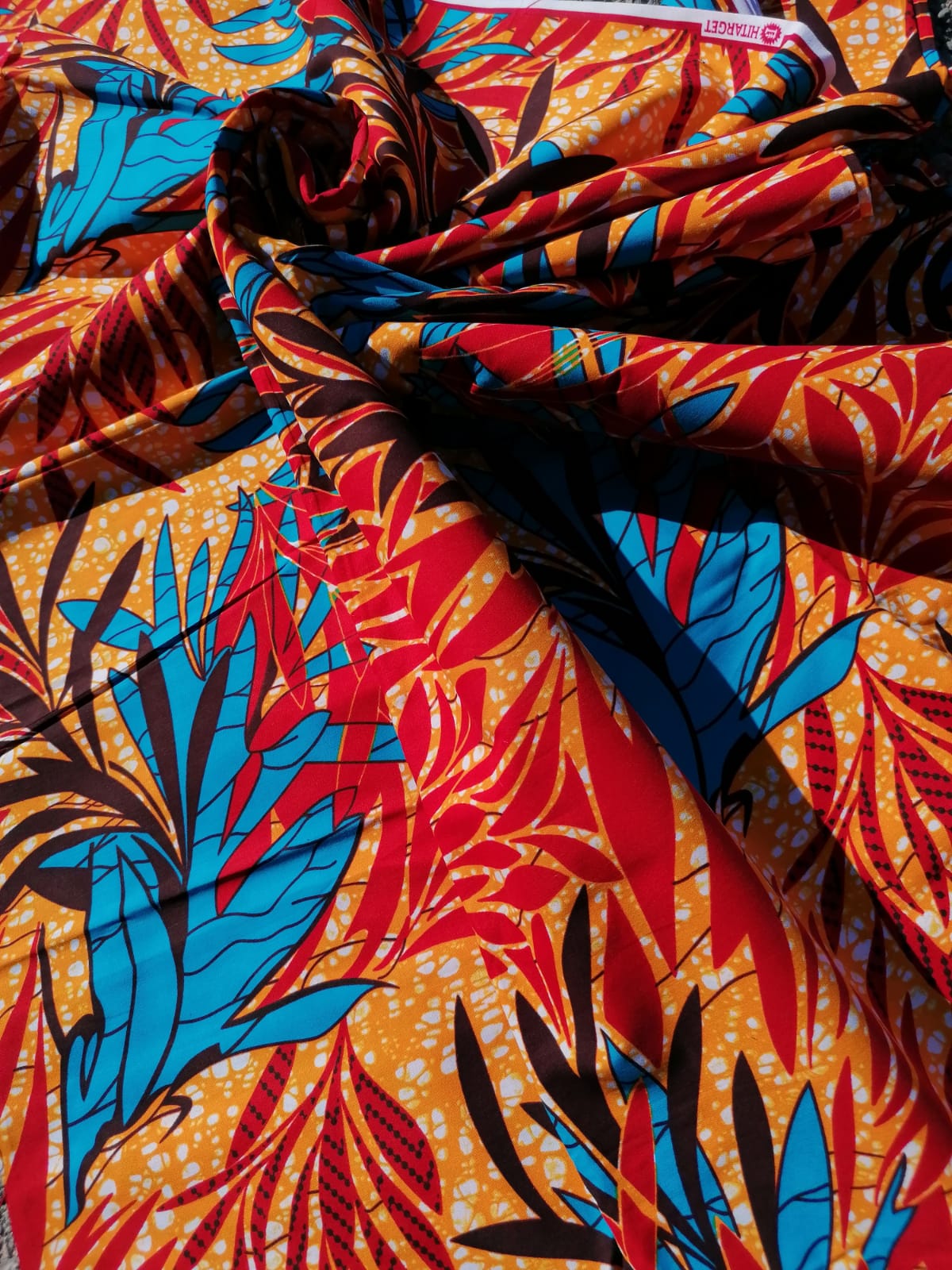 Africká látka měkčí Ghana, červené listy