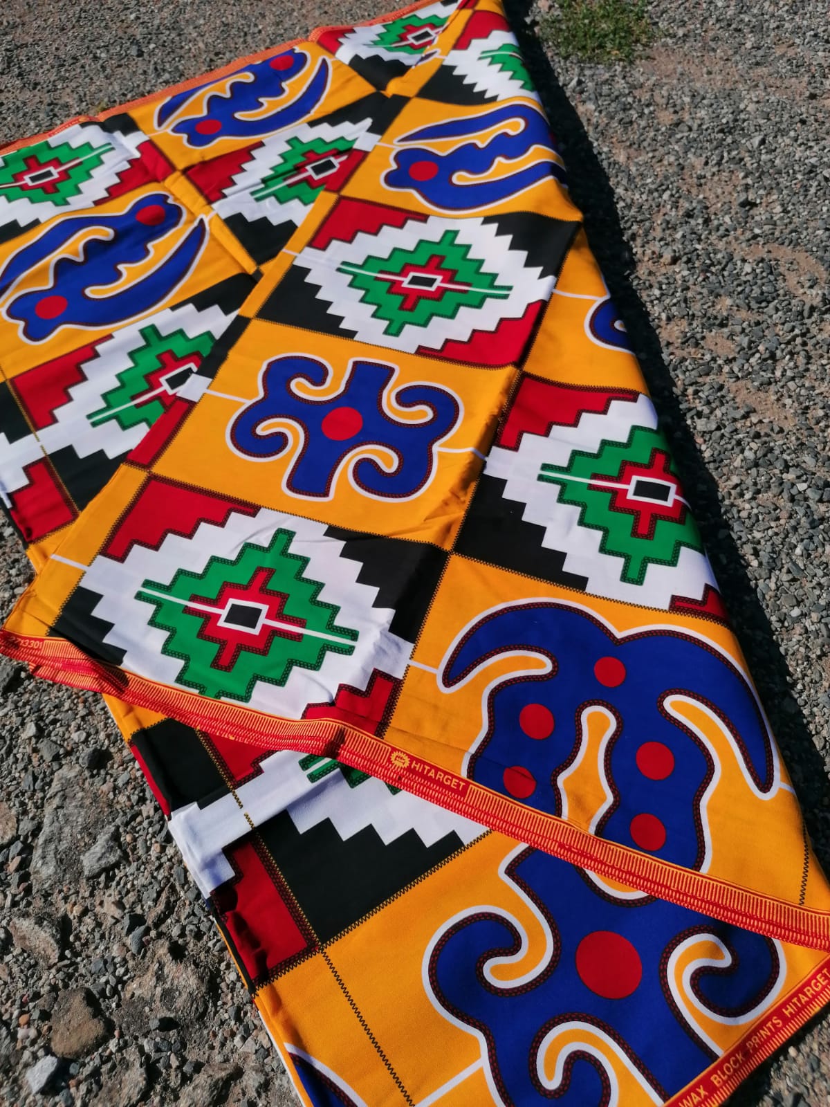 Africká látka měkčí kente Ghana, adinkra symboly