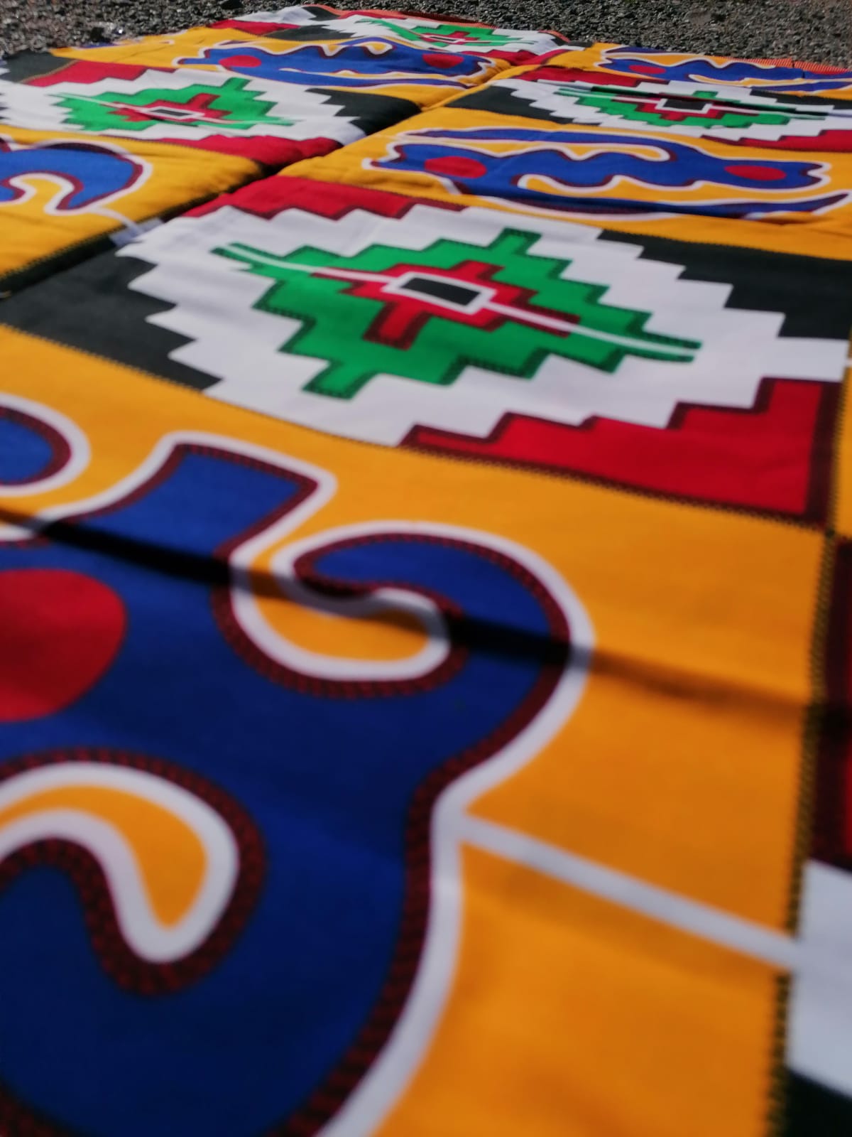 Africká látka měkčí kente Ghana, adinkra symboly