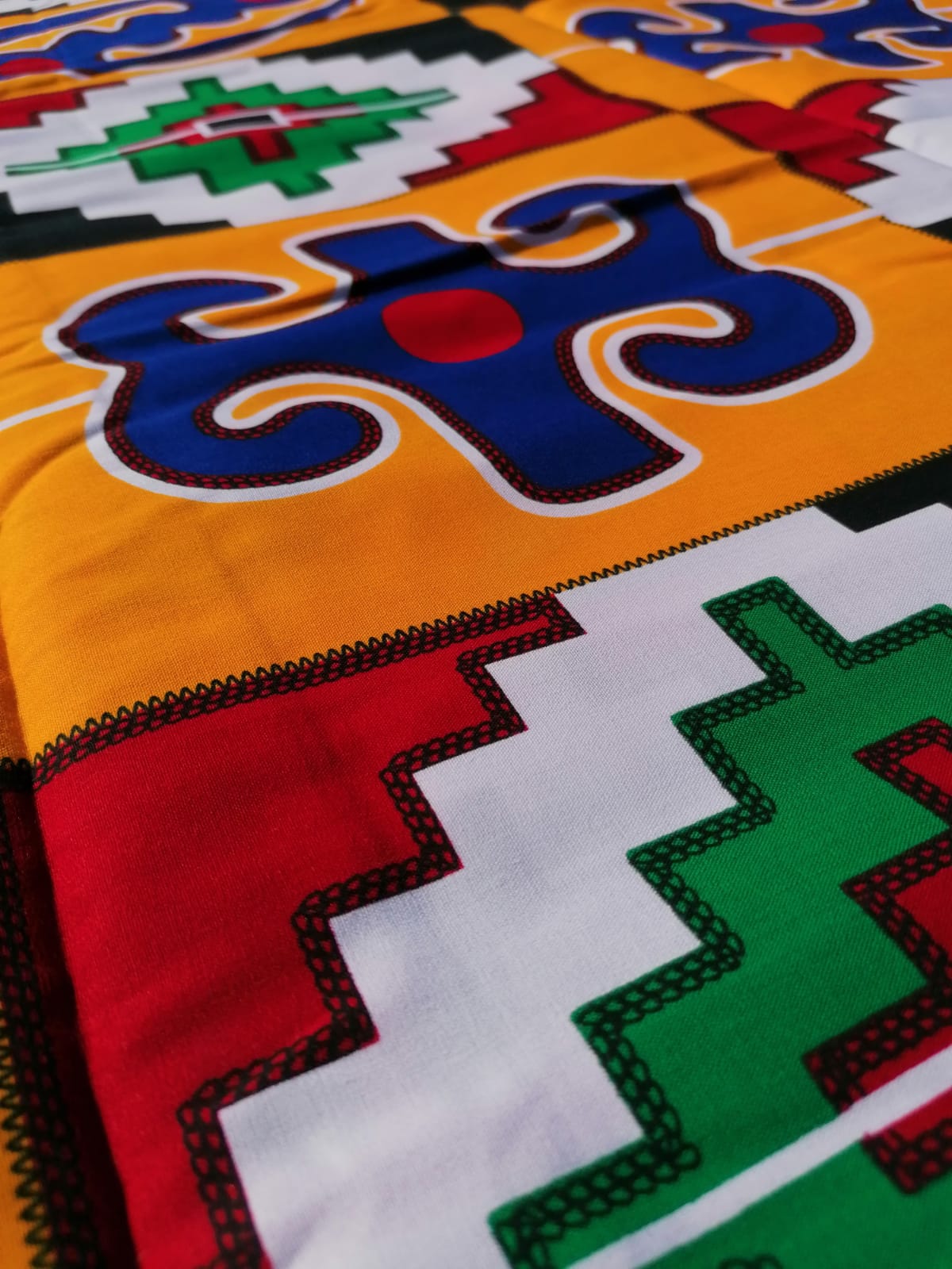 Africká látka měkčí kente Ghana, adinkra symboly