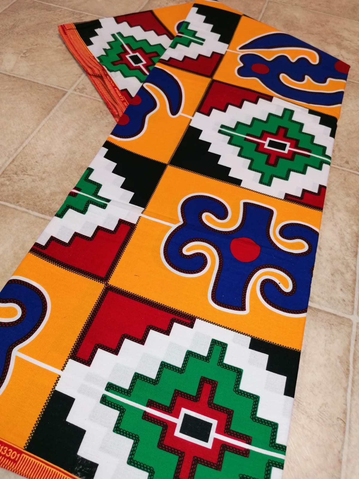 Africká látka měkčí kente Ghana, adinkra symboly