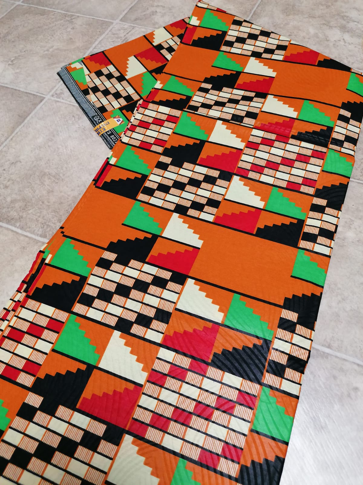Africká látka tužší, kente hnědá
