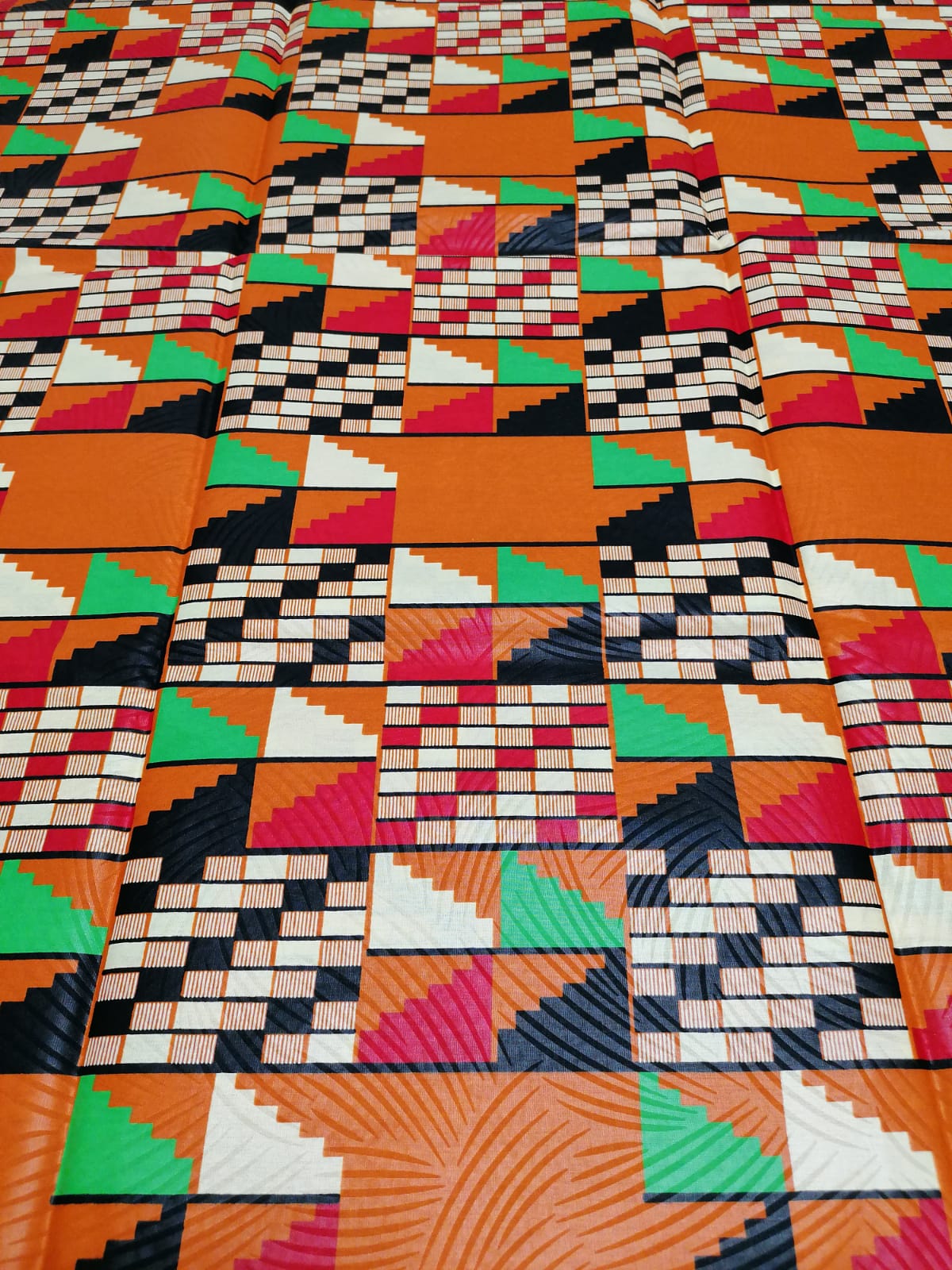 Africká látka tužší, kente hnědá